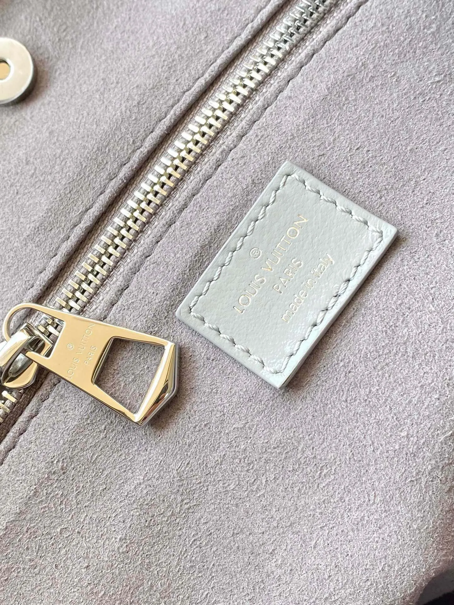 💰1200 (top layer leather) top original order M12583 medium size sheepskin shark gray This CarryAll Dark medium handbag is made of soft sheepskin to create a fashionable and lazy silhouette, adding eye-catching color to the 2024 spring and summer show style. Polished metal pieces are complemented by a tactile, slightly wrinkled texture. Plenty of space can accommodate a variety of daily necessities, making it a great travel companion. Dimensions: 39 x 30 x 15 cm (length x height x width)