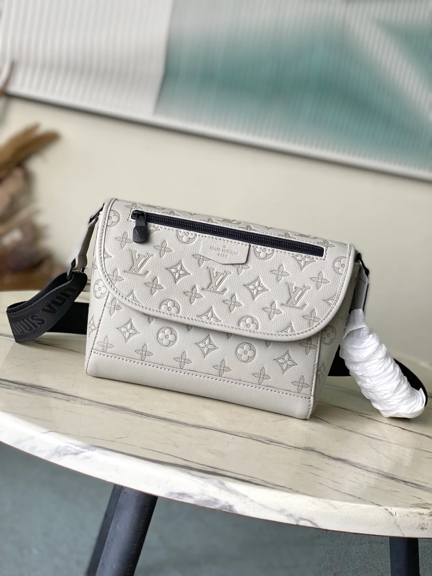 💰1100 (top layer leather) top original order M14912 This Pulse messenger bag is made of Monogram Shadow embossed cow leather and elegant metal parts to highlight the sporty shape, and is equipped with zipper bags on the top and bottom of the flap. Adjustable fabric shoulder strap allows for shoulder or cross-body wear. Dimensions: 26.6 × 17 × 11 cm