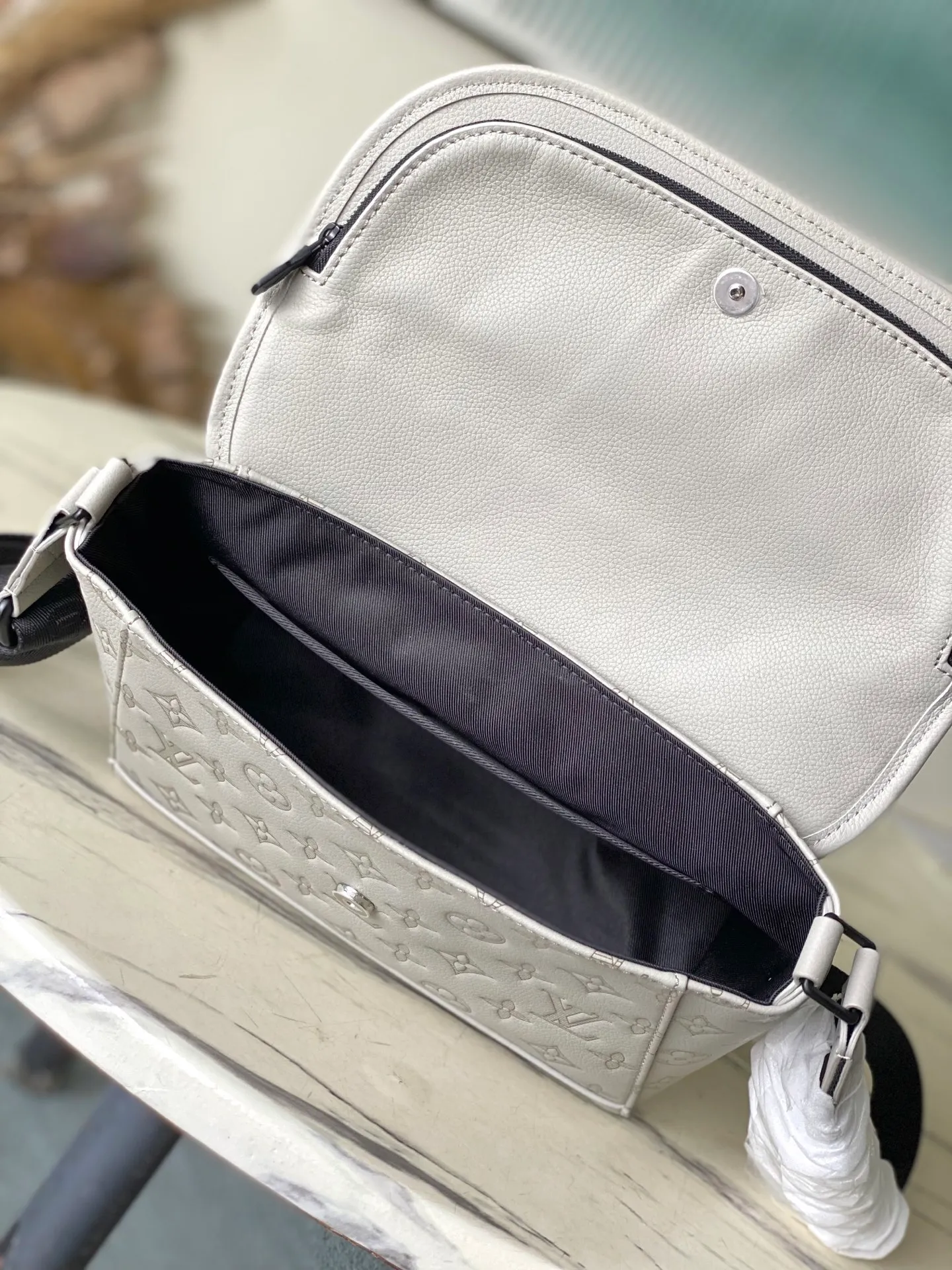 💰1100 (top layer leather) top original order M14912 This Pulse messenger bag is made of Monogram Shadow embossed cow leather and elegant metal parts to highlight the sporty shape, and is equipped with zipper bags on the top and bottom of the flap. Adjustable fabric shoulder strap allows for shoulder or cross-body wear. Dimensions: 26.6 × 17 × 11 cm