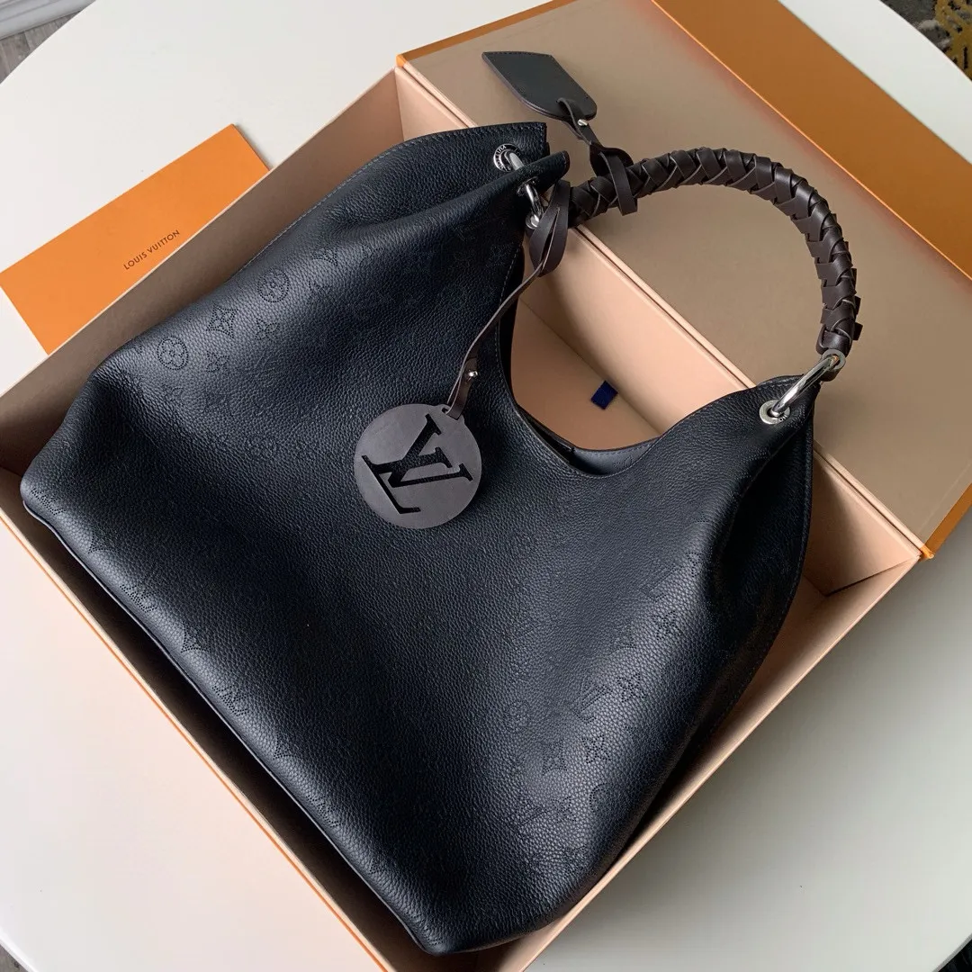 💰1220 (top layer leather) top-quality original actual photos M53188 black This bag is made of imported granular Taurillon calfskin! Its fashionable silhouette is very youthful. The full leather punched braided wrist double tag women's shoulder bag oo [handshake] [handshake] is particularly beautiful when casually slung over the shoulder. The oversized shiny palladium copper twist lock closure adds an avant-garde touch. Size: 35x40x17cm!