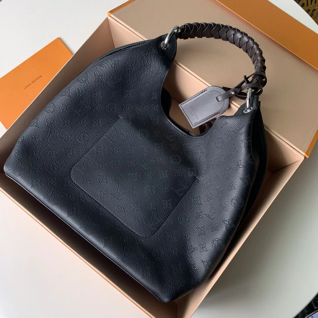 💰1220 (top layer leather) top-quality original actual photos M53188 black This bag is made of imported granular Taurillon calfskin! Its fashionable silhouette is very youthful. The full leather punched braided wrist double tag women's shoulder bag oo [handshake] [handshake] is particularly beautiful when casually slung over the shoulder. The oversized shiny palladium copper twist lock closure adds an avant-garde touch. Size: 35x40x17cm!