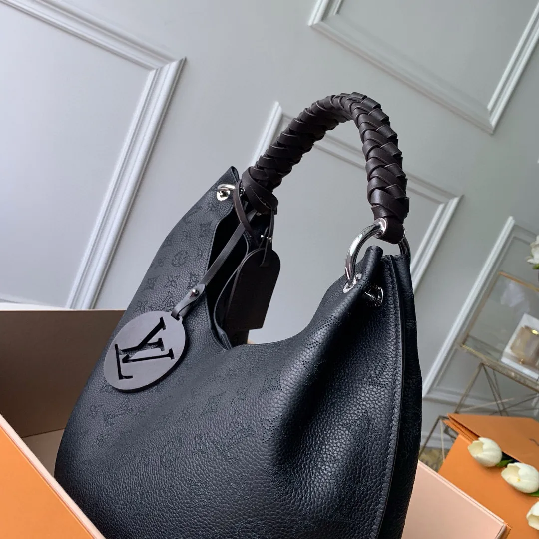 💰1220 (top layer leather) top-quality original actual photos M53188 black This bag is made of imported granular Taurillon calfskin! Its fashionable silhouette is very youthful. The full leather punched braided wrist double tag women's shoulder bag oo [handshake] [handshake] is particularly beautiful when casually slung over the shoulder. The oversized shiny palladium copper twist lock closure adds an avant-garde touch. Size: 35x40x17cm!