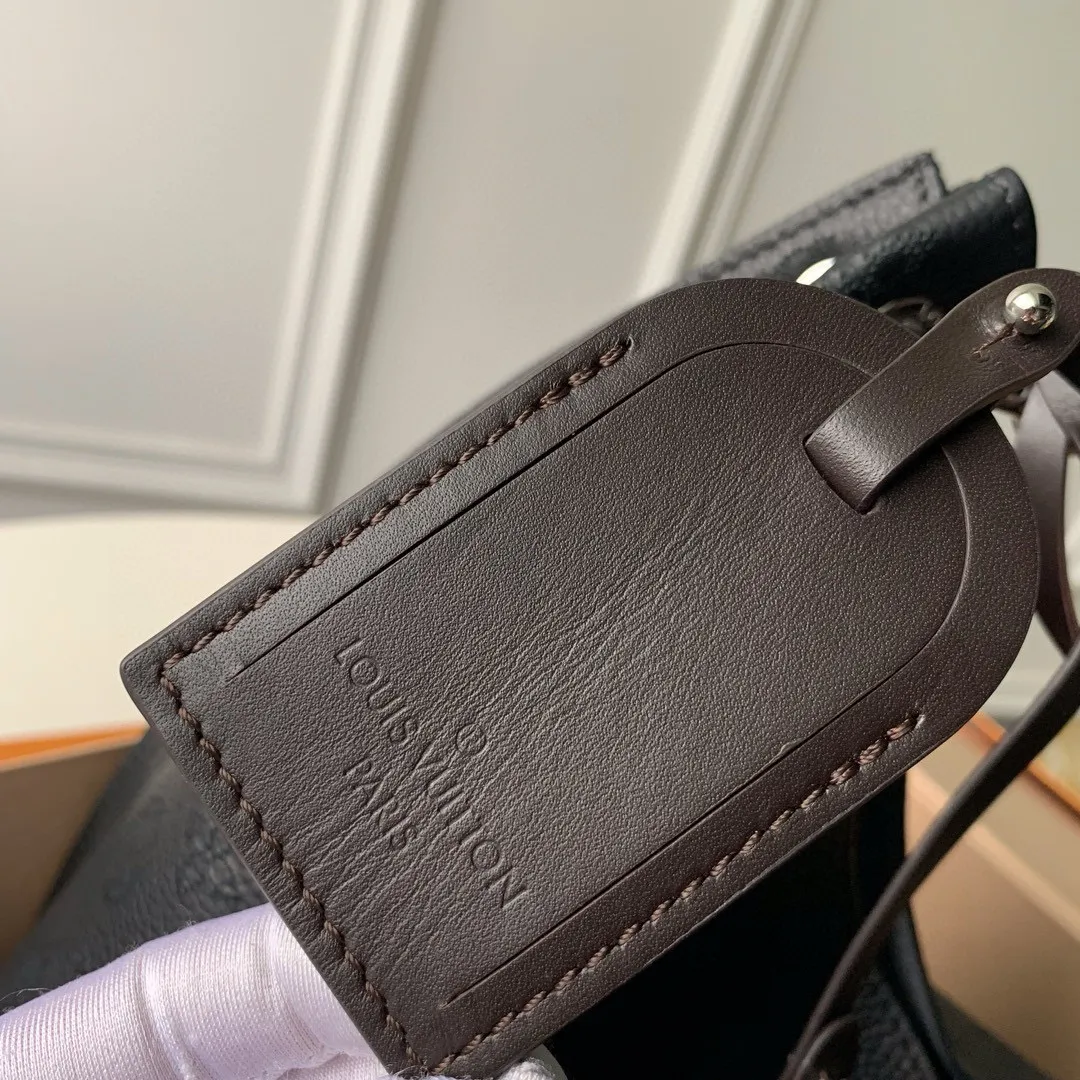 💰1220 (top layer leather) top-quality original actual photos M53188 black This bag is made of imported granular Taurillon calfskin! Its fashionable silhouette is very youthful. The full leather punched braided wrist double tag women's shoulder bag oo [handshake] [handshake] is particularly beautiful when casually slung over the shoulder. The oversized shiny palladium copper twist lock closure adds an avant-garde touch. Size: 35x40x17cm!