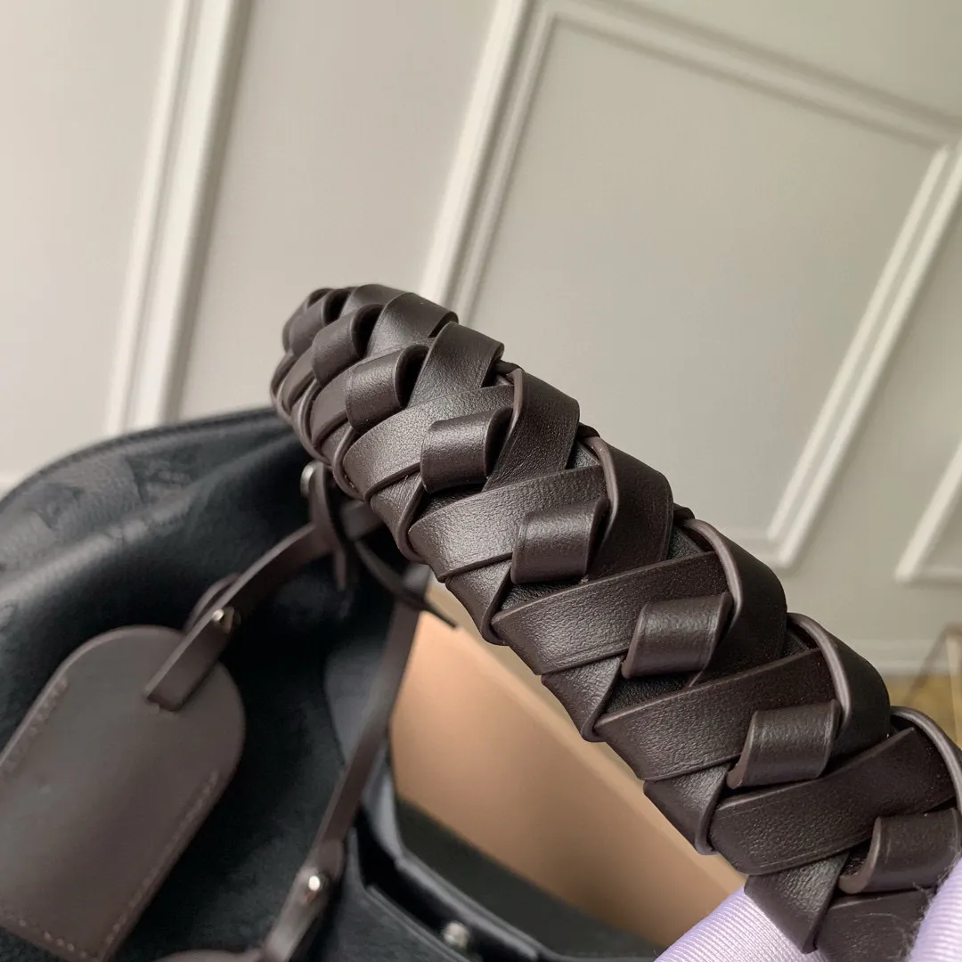 💰1220 (top layer leather) top-quality original actual photos M53188 black This bag is made of imported granular Taurillon calfskin! Its fashionable silhouette is very youthful. The full leather punched braided wrist double tag women's shoulder bag oo [handshake] [handshake] is particularly beautiful when casually slung over the shoulder. The oversized shiny palladium copper twist lock closure adds an avant-garde touch. Size: 35x40x17cm!