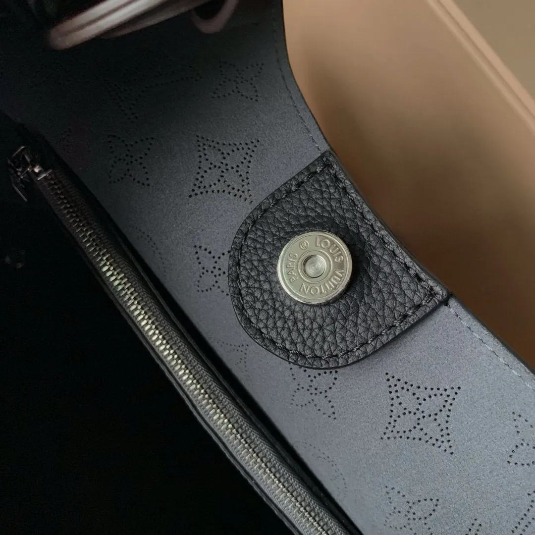 💰1220 (top layer leather) top-quality original actual photos M53188 black This bag is made of imported granular Taurillon calfskin! Its fashionable silhouette is very youthful. The full leather punched braided wrist double tag women's shoulder bag oo [handshake] [handshake] is particularly beautiful when casually slung over the shoulder. The oversized shiny palladium copper twist lock closure adds an avant-garde touch. Size: 35x40x17cm!