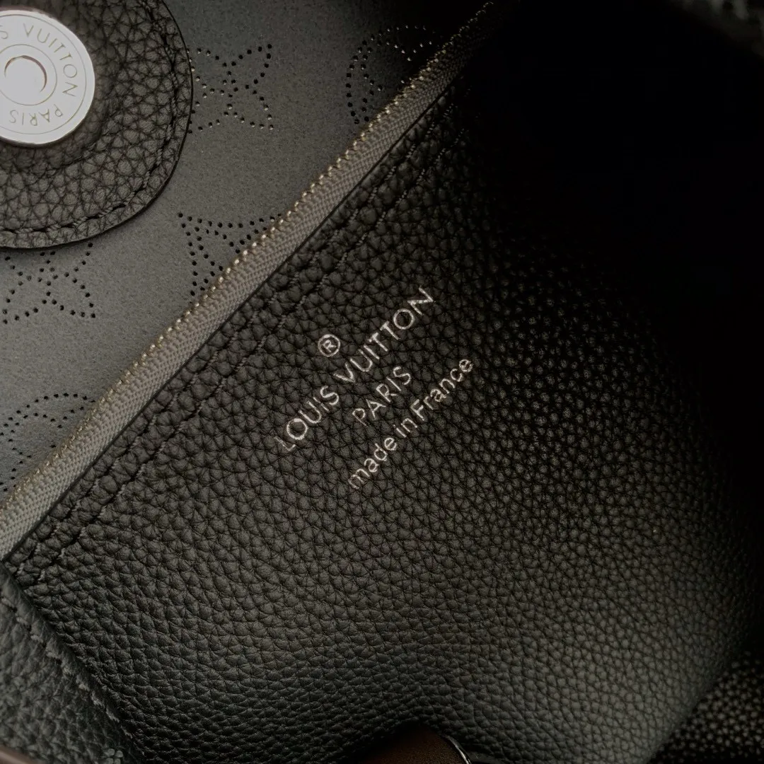 💰1220 (top layer leather) top-quality original actual photos M53188 black This bag is made of imported granular Taurillon calfskin! Its fashionable silhouette is very youthful. The full leather punched braided wrist double tag women's shoulder bag oo [handshake] [handshake] is particularly beautiful when casually slung over the shoulder. The oversized shiny palladium copper twist lock closure adds an avant-garde touch. Size: 35x40x17cm!