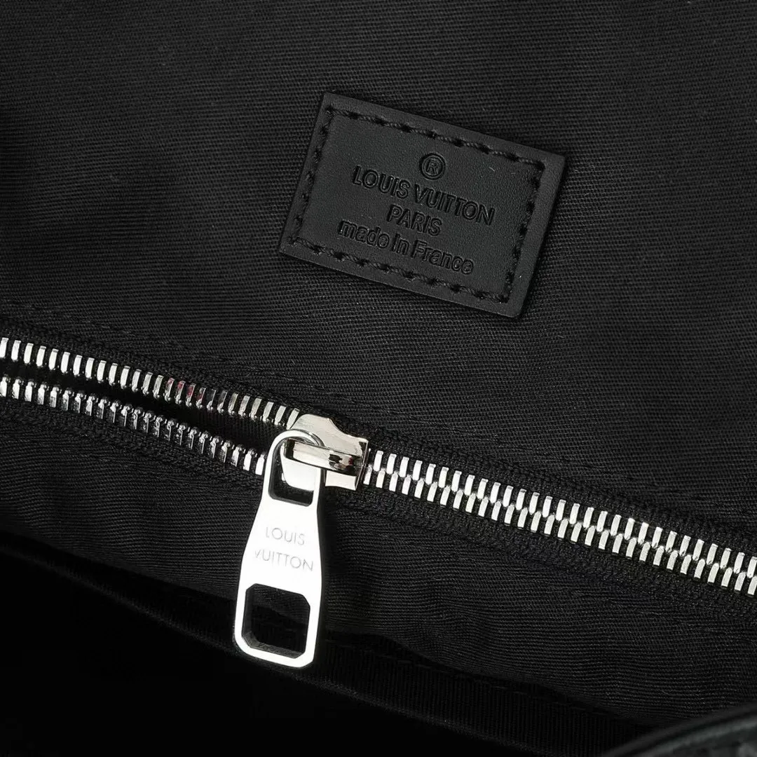 💰1000 Top Original M45419 Silver Flower Christopher Backpack uses Monogram canvas to interpret the rugged and simple spirit of a hiking bag. Its unique style is suitable for both work and entertainment, highlighting a high-quality lifestyle. Dimensions: 41 x 47 x 13 cm