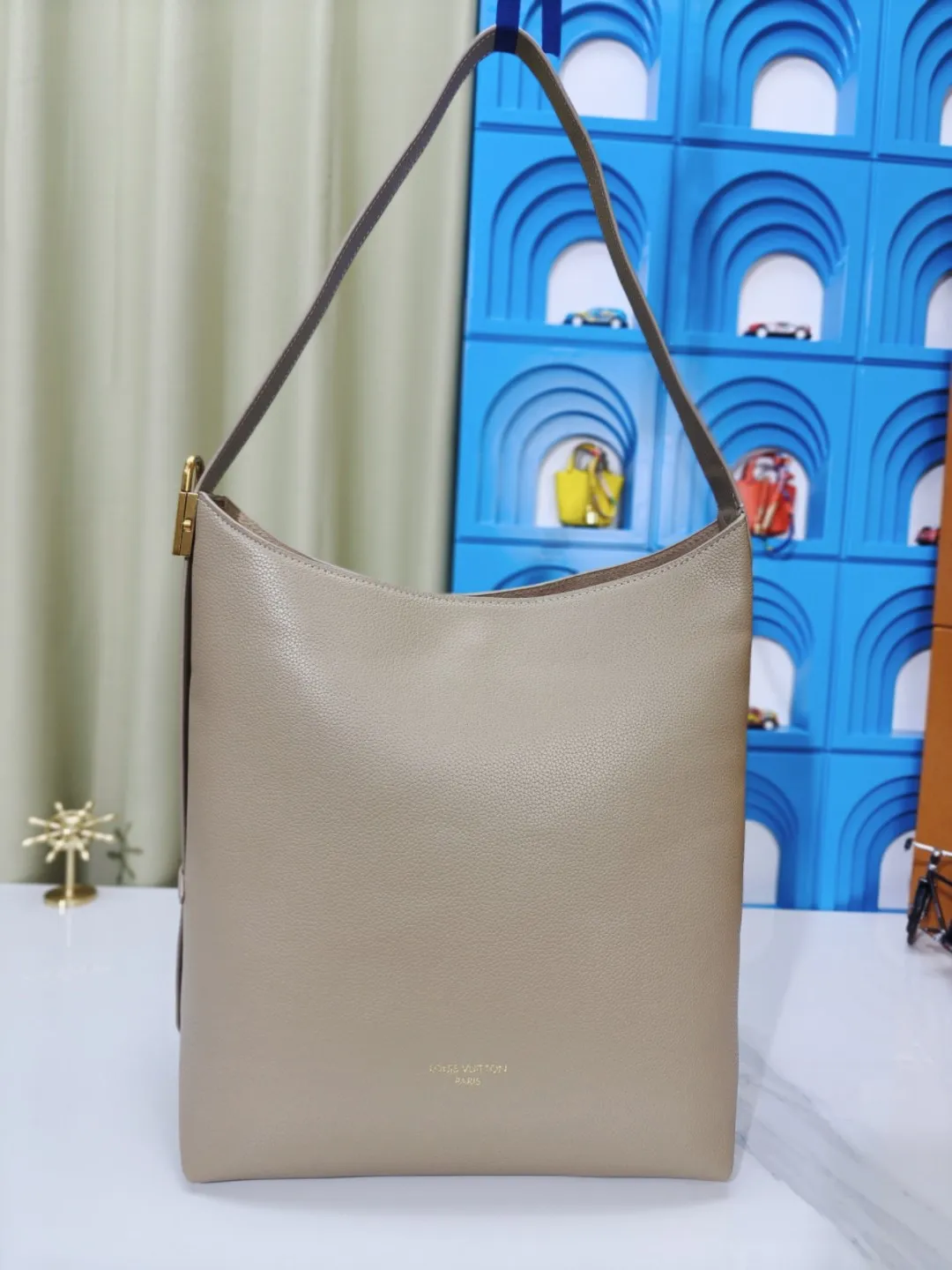 P large 280 💰 small 260 💰 Upgraded original (imitation original) m24988 m24974 m24856 m25022 m25352 m125353m25354 This lowkey hobo handbag is made of smooth cow leather with a surface cow leather lining. It can accommodate short wallets, large smartphones, keys and other small items. The shoulder strap is adjustable with a padlock buckle, and the removable monogram canvas zippered interior pocket provides neat storage. Size: large 31.0x35.0x18.0 cm (length x height x width), small 24.0x28.0x16.0 cm (length x height x width)