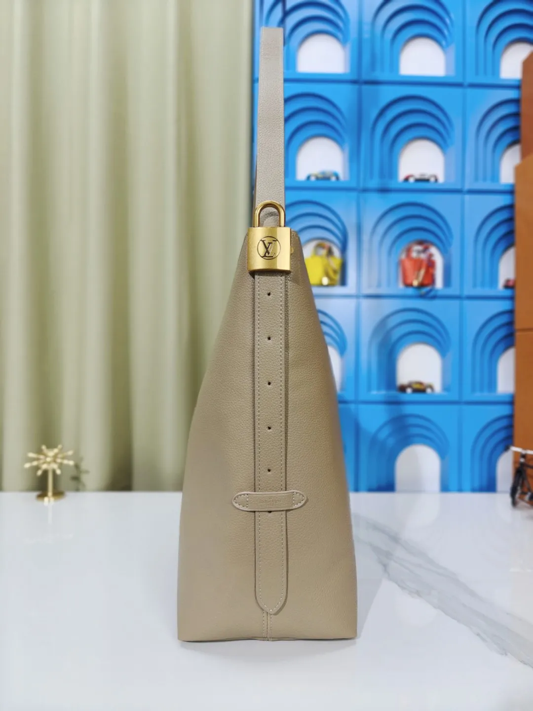 P large 280 💰 small 260 💰 Upgraded original (imitation original) m24988 m24974 m24856 m25022 m25352 m125353m25354 This lowkey hobo handbag is made of smooth cow leather with a surface cow leather lining. It can accommodate short wallets, large smartphones, keys and other small items. The shoulder strap is adjustable with a padlock buckle, and the removable monogram canvas zippered interior pocket provides neat storage. Size: large 31.0x35.0x18.0 cm (length x height x width), small 24.0x28.0x16.0 cm (length x height x width)