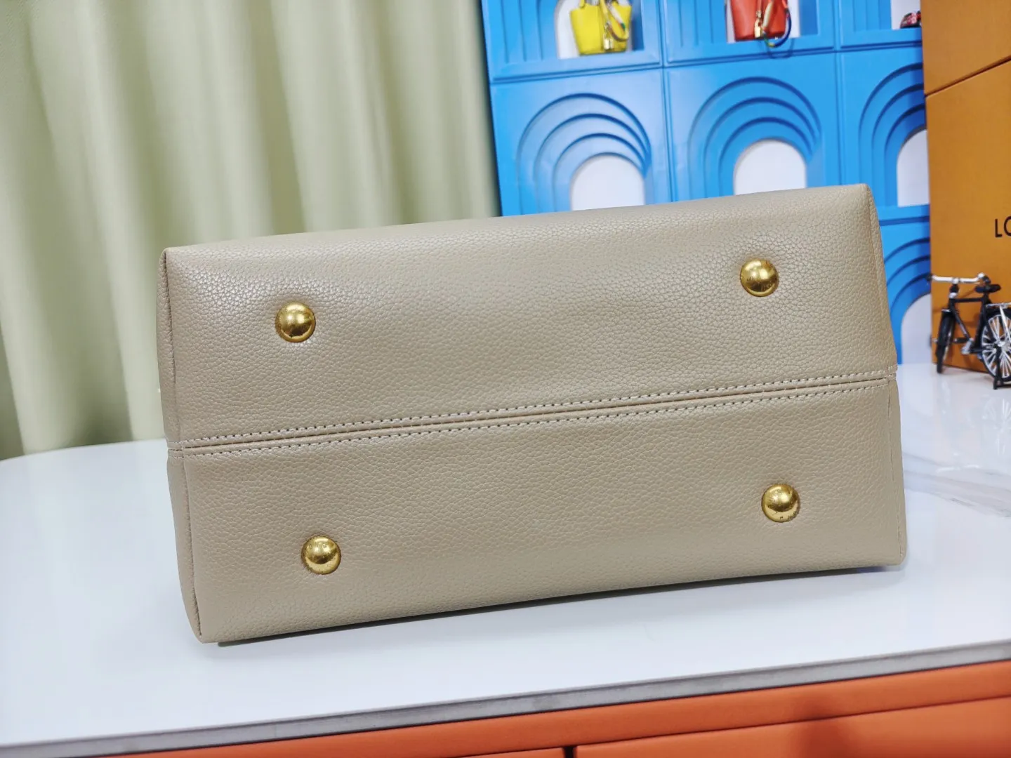 P large 280 💰 small 260 💰 Upgraded original (imitation original) m24988 m24974 m24856 m25022 m25352 m125353m25354 This lowkey hobo handbag is made of smooth cow leather with a surface cow leather lining. It can accommodate short wallets, large smartphones, keys and other small items. The shoulder strap is adjustable with a padlock buckle, and the removable monogram canvas zippered interior pocket provides neat storage. Size: large 31.0x35.0x18.0 cm (length x height x width), small 24.0x28.0x16.0 cm (length x height x width)
