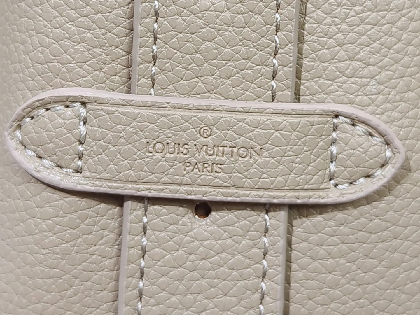 P large 280 💰 small 260 💰 Upgraded original (imitation original) m24988 m24974 m24856 m25022 m25352 m125353m25354 This lowkey hobo handbag is made of smooth cow leather with a surface cow leather lining. It can accommodate short wallets, large smartphones, keys and other small items. The shoulder strap is adjustable with a padlock buckle, and the removable monogram canvas zippered interior pocket provides neat storage. Size: large 31.0x35.0x18.0 cm (length x height x width), small 24.0x28.0x16.0 cm (length x height x width)