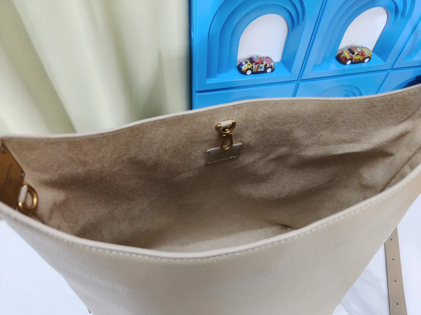 P large 280 💰 small 260 💰 Upgraded original (imitation original) m24988 m24974 m24856 m25022 m25352 m125353m25354 This lowkey hobo handbag is made of smooth cow leather with a surface cow leather lining. It can accommodate short wallets, large smartphones, keys and other small items. The shoulder strap is adjustable with a padlock buckle, and the removable monogram canvas zippered interior pocket provides neat storage. Size: large 31.0x35.0x18.0 cm (length x height x width), small 24.0x28.0x16.0 cm (length x height x width)