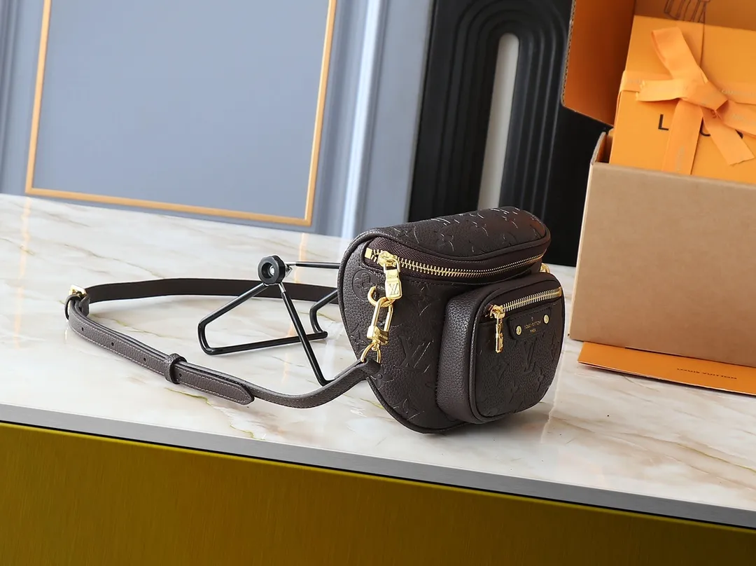 💰200💰Upgraded from the original M46917 M82335 M83275 M82208 M82347 This Mini Bumbag handbag comes from the LV Gradient series and uses the Monogram embossing of Monogram Empreinte leather to render gradient midsummer colors. The on-trend construction features a zipped main compartment and a front pocket with a Louis Vuitton leather label. With the detachable chain and detachable and adjustable shoulder strap, it can be worn as a shoulder or cross-body bag. 17.0 x 12.0 x 9.5 cm (L x H x W) • Monogram Empreinte embossed soft-grained cowhide leather • Textile lining • Metal hardware • Zip closure • Zip front pocket • Shoulder strap: removable, adjustable • Half-length strap: 32.0 cm • Half-length strap adjustable to: 44.0 cm • Chain: Removable • Half-length chain: 20.0 cm