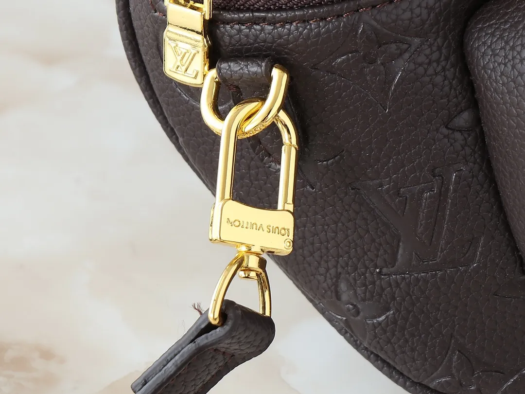 💰200💰Upgraded from the original M46917 M82335 M83275 M82208 M82347 This Mini Bumbag handbag comes from the LV Gradient series and uses the Monogram embossing of Monogram Empreinte leather to render gradient midsummer colors. The on-trend construction features a zipped main compartment and a front pocket with a Louis Vuitton leather label. With the detachable chain and detachable and adjustable shoulder strap, it can be worn as a shoulder or cross-body bag. 17.0 x 12.0 x 9.5 cm (L x H x W) • Monogram Empreinte embossed soft-grained cowhide leather • Textile lining • Metal hardware • Zip closure • Zip front pocket • Shoulder strap: removable, adjustable • Half-length strap: 32.0 cm • Half-length strap adjustable to: 44.0 cm • Chain: Removable • Half-length chain: 20.0 cm