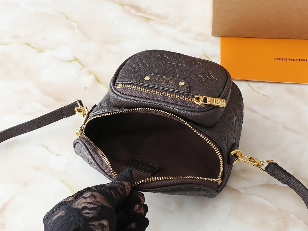 💰200💰Upgraded from the original M46917 M82335 M83275 M82208 M82347 This Mini Bumbag handbag comes from the LV Gradient series and uses the Monogram embossing of Monogram Empreinte leather to render gradient midsummer colors. The on-trend construction features a zipped main compartment and a front pocket with a Louis Vuitton leather label. With the detachable chain and detachable and adjustable shoulder strap, it can be worn as a shoulder or cross-body bag. 17.0 x 12.0 x 9.5 cm (L x H x W) • Monogram Empreinte embossed soft-grained cowhide leather • Textile lining • Metal hardware • Zip closure • Zip front pocket • Shoulder strap: removable, adjustable • Half-length strap: 32.0 cm • Half-length strap adjustable to: 44.0 cm • Chain: Removable • Half-length chain: 20.0 cm