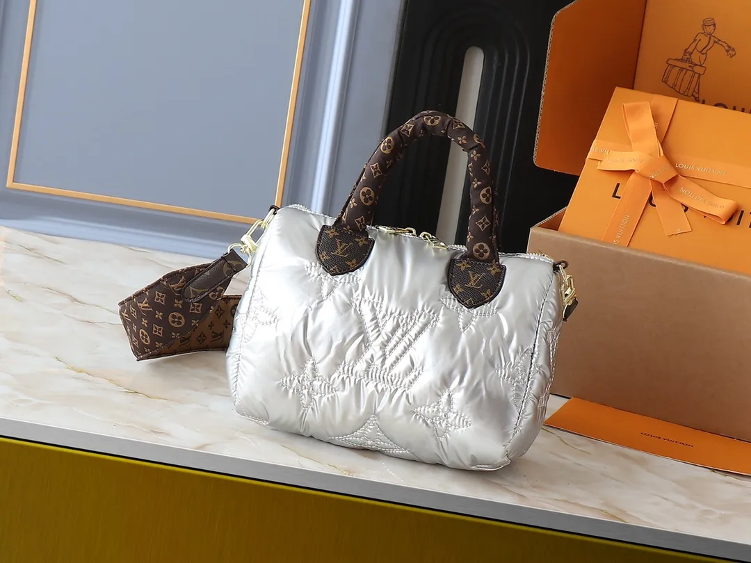 💰240💰Upgraded from the original M21061 M20937 M59008 This LV Pillow Speedy Bandoulière 25 handbag injects a cool attitude into the brand’s classic configuration. Recycled padded nylon has a matte sheen, with Monogram embroidery and Mini Monogram canvas trim. The top handle and shoulder strap are both padded, making it softer, warmer and more comfortable to carry. Dimensions: 25.0 x 19.0 x 15.0 cm (length x height x width)