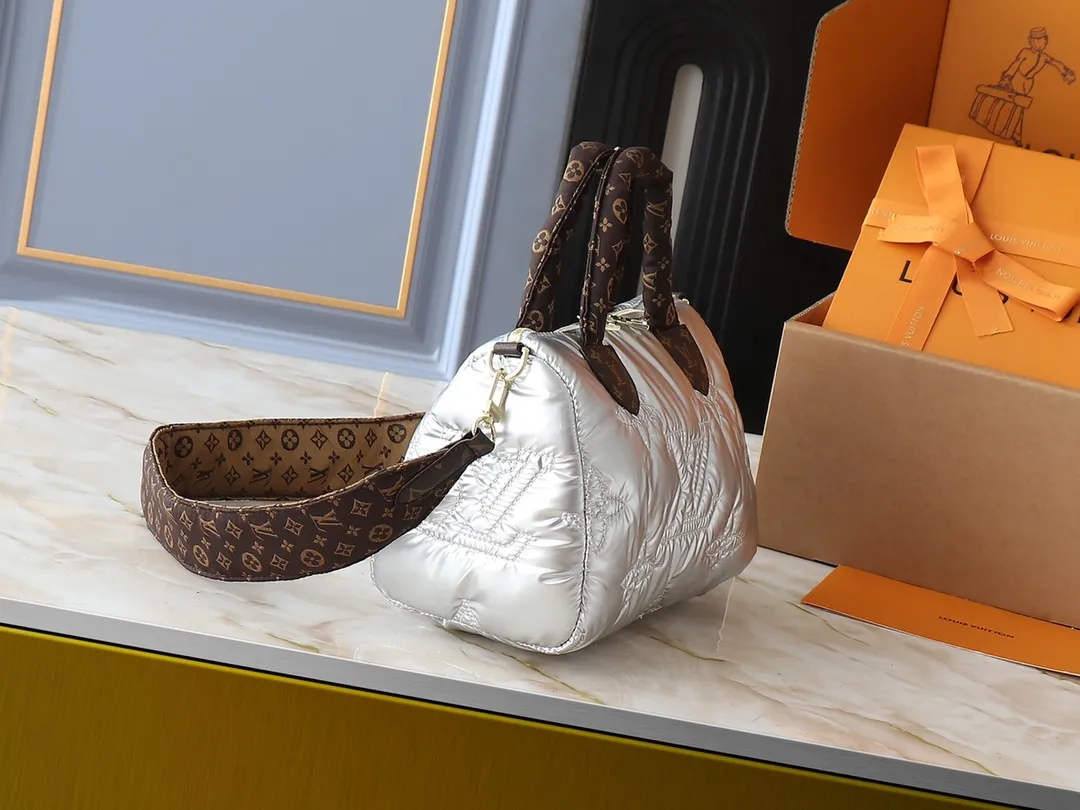 💰240💰Upgraded from the original M21061 M20937 M59008 This LV Pillow Speedy Bandoulière 25 handbag injects a cool attitude into the brand’s classic configuration. Recycled padded nylon has a matte sheen, with Monogram embroidery and Mini Monogram canvas trim. The top handle and shoulder strap are both padded, making it softer, warmer and more comfortable to carry. Dimensions: 25.0 x 19.0 x 15.0 cm (length x height x width)