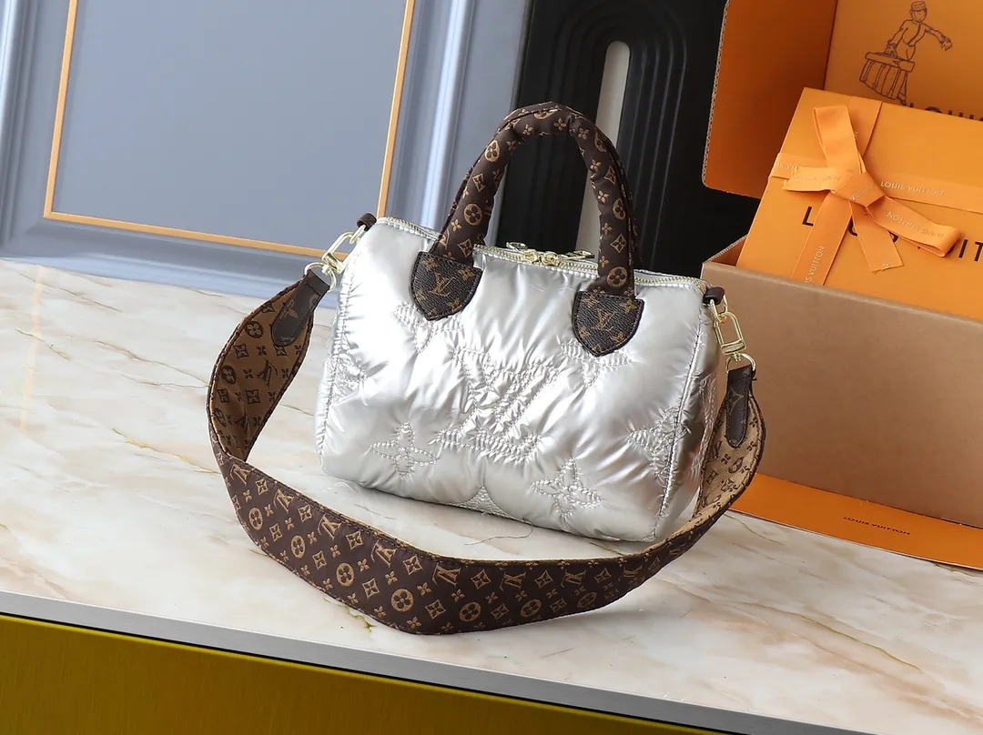 💰240💰Upgraded from the original M21061 M20937 M59008 This LV Pillow Speedy Bandoulière 25 handbag injects a cool attitude into the brand’s classic configuration. Recycled padded nylon has a matte sheen, with Monogram embroidery and Mini Monogram canvas trim. The top handle and shoulder strap are both padded, making it softer, warmer and more comfortable to carry. Dimensions: 25.0 x 19.0 x 15.0 cm (length x height x width)