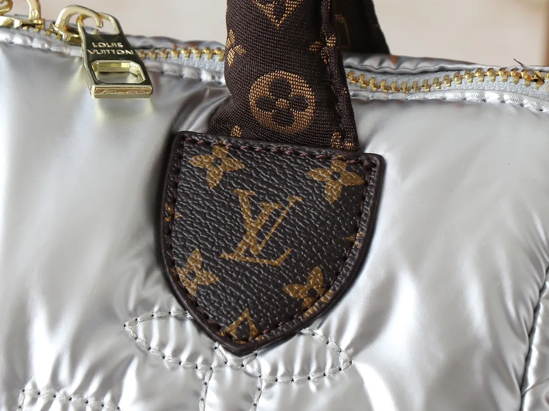 💰240💰Upgraded from the original M21061 M20937 M59008 This LV Pillow Speedy Bandoulière 25 handbag injects a cool attitude into the brand’s classic configuration. Recycled padded nylon has a matte sheen, with Monogram embroidery and Mini Monogram canvas trim. The top handle and shoulder strap are both padded, making it softer, warmer and more comfortable to carry. Dimensions: 25.0 x 19.0 x 15.0 cm (length x height x width)