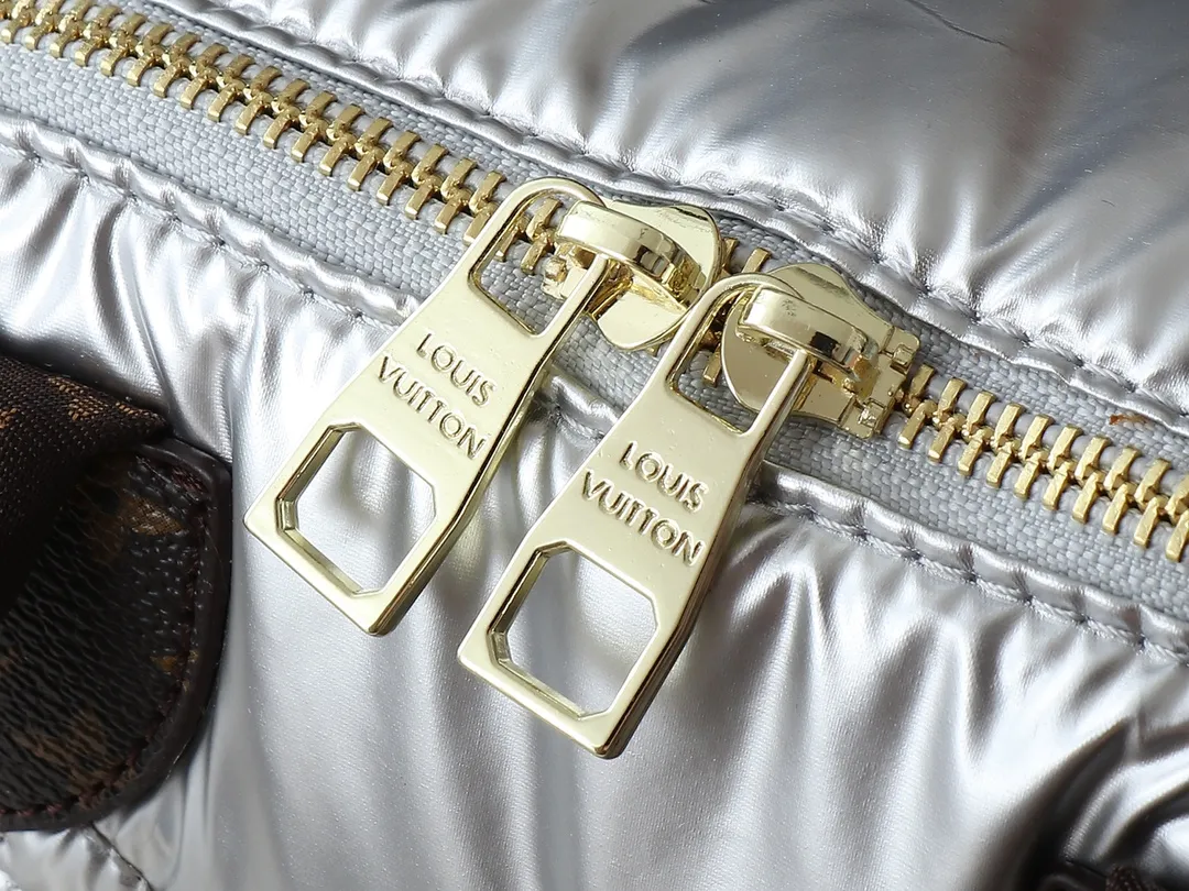 💰240💰Upgraded from the original M21061 M20937 M59008 This LV Pillow Speedy Bandoulière 25 handbag injects a cool attitude into the brand’s classic configuration. Recycled padded nylon has a matte sheen, with Monogram embroidery and Mini Monogram canvas trim. The top handle and shoulder strap are both padded, making it softer, warmer and more comfortable to carry. Dimensions: 25.0 x 19.0 x 15.0 cm (length x height x width)