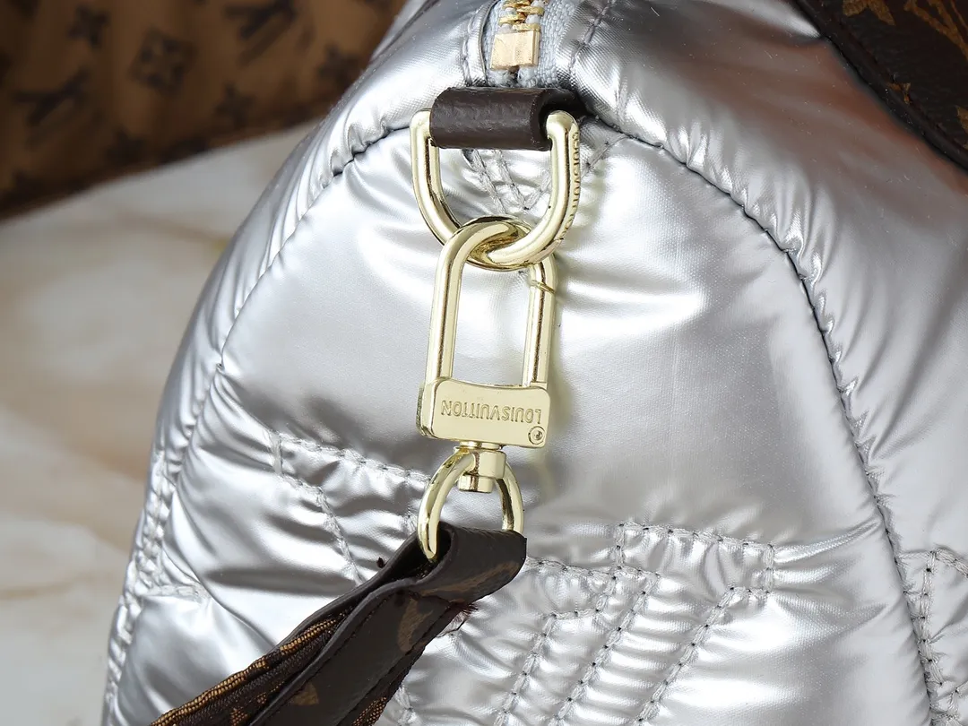 💰240💰Upgraded from the original M21061 M20937 M59008 This LV Pillow Speedy Bandoulière 25 handbag injects a cool attitude into the brand’s classic configuration. Recycled padded nylon has a matte sheen, with Monogram embroidery and Mini Monogram canvas trim. The top handle and shoulder strap are both padded, making it softer, warmer and more comfortable to carry. Dimensions: 25.0 x 19.0 x 15.0 cm (length x height x width)