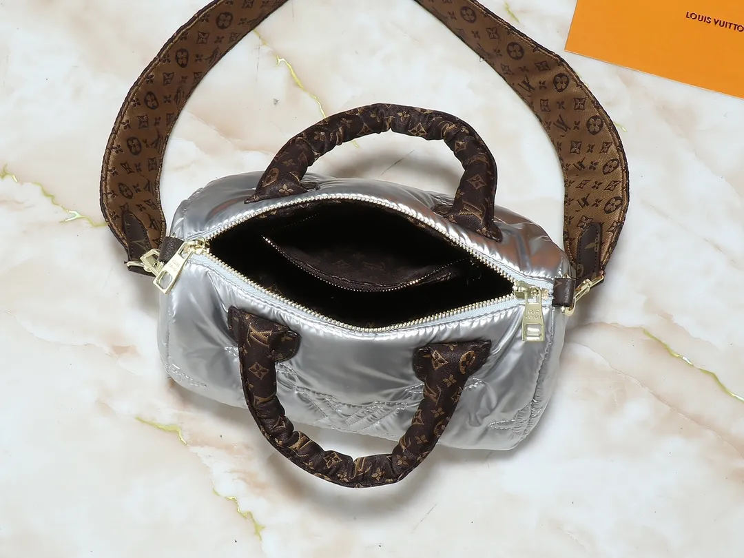 💰240💰Upgraded from the original M21061 M20937 M59008 This LV Pillow Speedy Bandoulière 25 handbag injects a cool attitude into the brand’s classic configuration. Recycled padded nylon has a matte sheen, with Monogram embroidery and Mini Monogram canvas trim. The top handle and shoulder strap are both padded, making it softer, warmer and more comfortable to carry. Dimensions: 25.0 x 19.0 x 15.0 cm (length x height x width)
