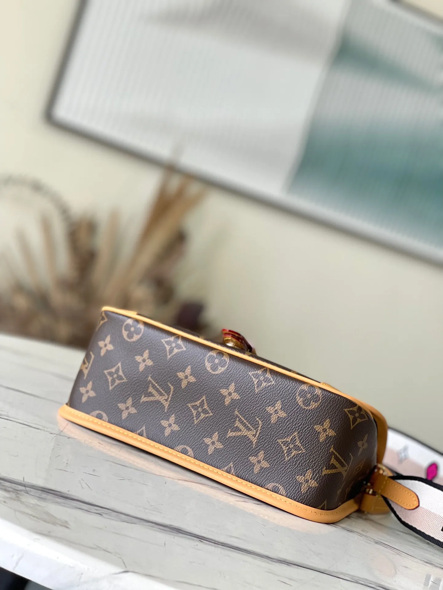 💰800 (top layer leather) top original order M45985. One of the most beautiful baguette bags in history. Dimensions: 25 × 9 × 15 cm