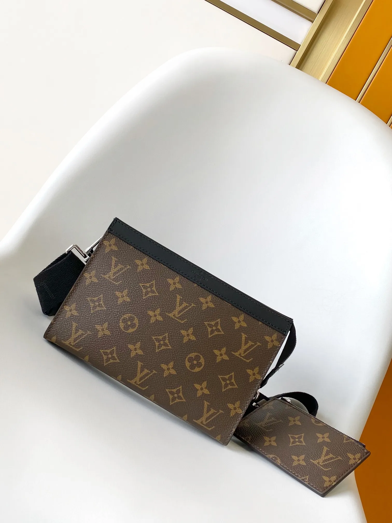 Factory price 500 [Top original order] M14036 M81124 M81115 Top original order The Gaston Wearable Wallet handbag was born out of the Louis Vuitton Pochette Voyage clutch. It is cut into a suitable size with Monogram Shadow leather and can accommodate mobile phones and other travel needs. The removable and adjustable shoulder strap features a removable card holder, ideal for holding contactless payment devices or transit cards. 22.0 x 14.5 x 4.5 cm (L x H x W) • Monogram Shadow cow leather • Textile lining • Cow leather trim • Metal hardware