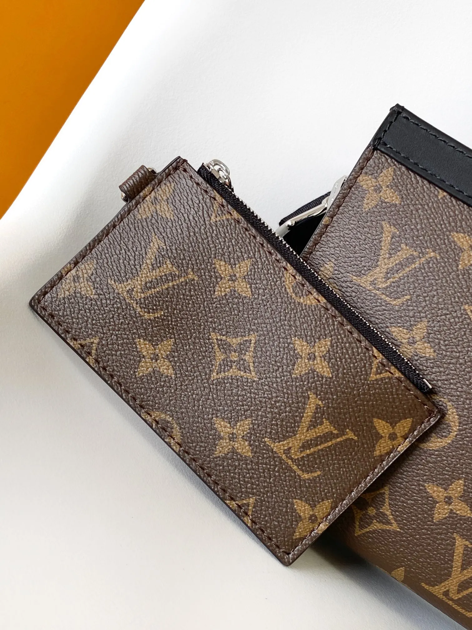 Factory price 500 [Top original order] M14036 M81124 M81115 Top original order The Gaston Wearable Wallet handbag was born out of the Louis Vuitton Pochette Voyage clutch. It is cut into a suitable size with Monogram Shadow leather and can accommodate mobile phones and other travel needs. The removable and adjustable shoulder strap features a removable card holder, ideal for holding contactless payment devices or transit cards. 22.0 x 14.5 x 4.5 cm (L x H x W) • Monogram Shadow cow leather • Textile lining • Cow leather trim • Metal hardware