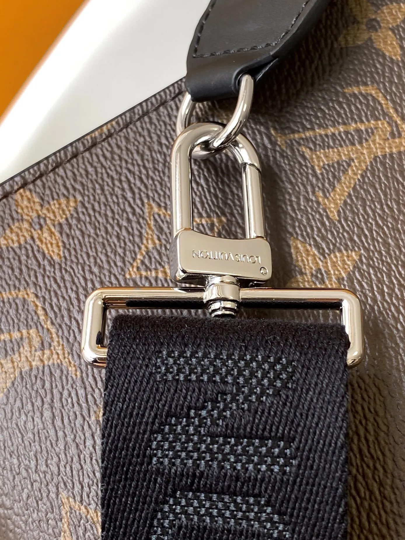 Factory price 500 [Top original order] M14036 M81124 M81115 Top original order The Gaston Wearable Wallet handbag was born out of the Louis Vuitton Pochette Voyage clutch. It is cut into a suitable size with Monogram Shadow leather and can accommodate mobile phones and other travel needs. The removable and adjustable shoulder strap features a removable card holder, ideal for holding contactless payment devices or transit cards. 22.0 x 14.5 x 4.5 cm (L x H x W) • Monogram Shadow cow leather • Textile lining • Cow leather trim • Metal hardware
