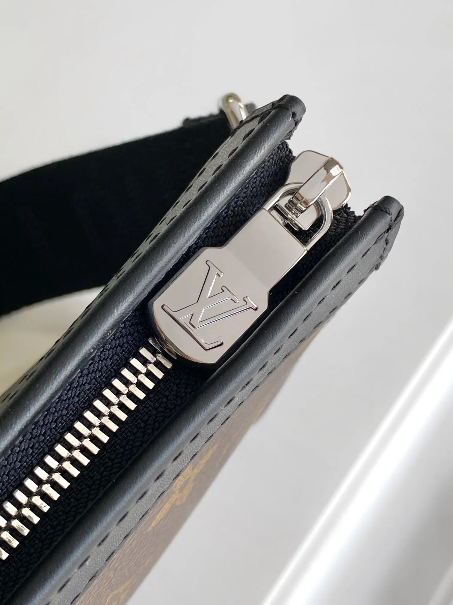 Factory price 500 [Top original order] M14036 M81124 M81115 Top original order The Gaston Wearable Wallet handbag was born out of the Louis Vuitton Pochette Voyage clutch. It is cut into a suitable size with Monogram Shadow leather and can accommodate mobile phones and other travel needs. The removable and adjustable shoulder strap features a removable card holder, ideal for holding contactless payment devices or transit cards. 22.0 x 14.5 x 4.5 cm (L x H x W) • Monogram Shadow cow leather • Textile lining • Cow leather trim • Metal hardware