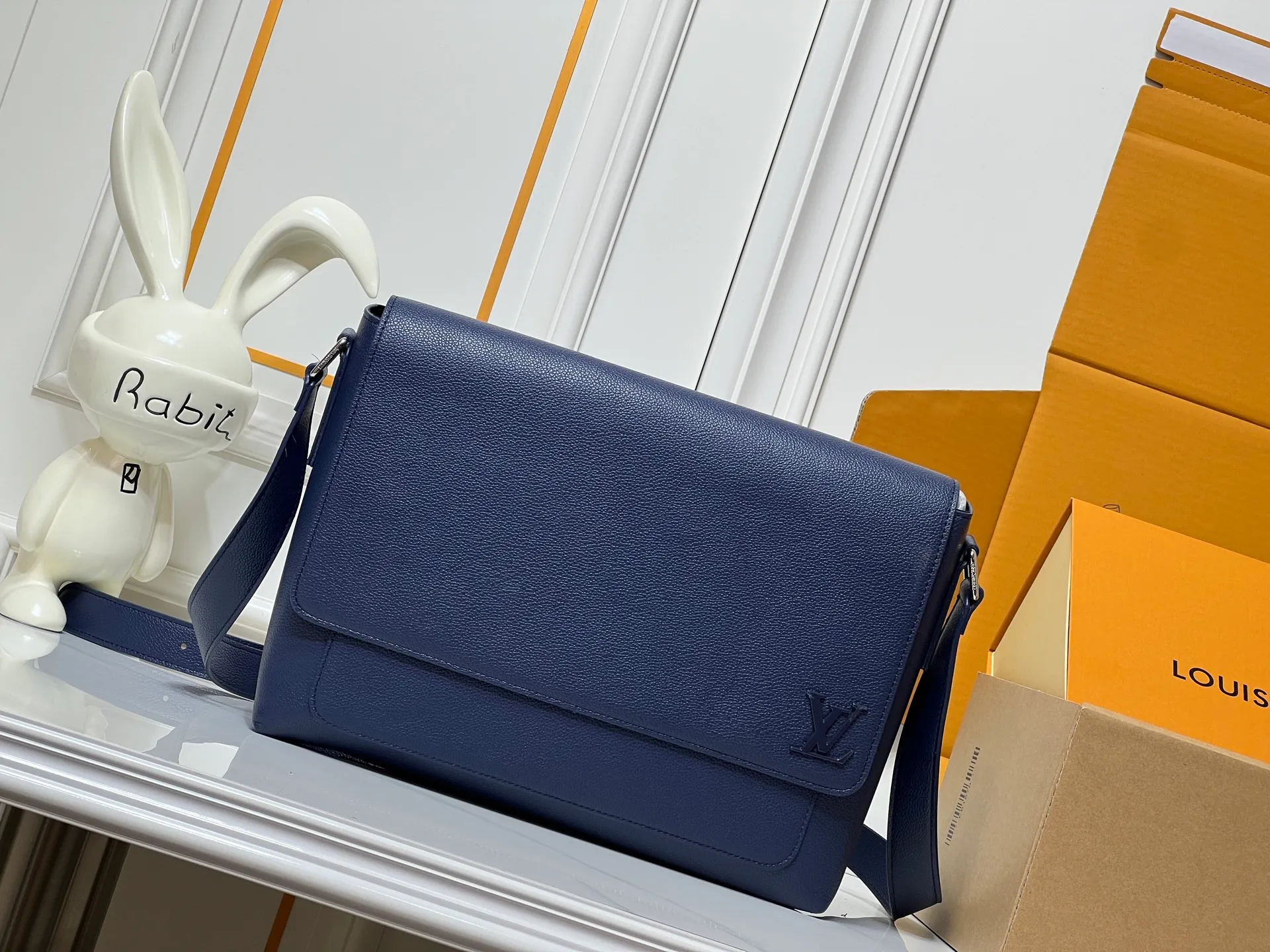 💰280💰Upgraded original LV shoulder M15268 M15267 This Speed ​​messenger bag is made of soft waxed cow leather. It has a generous configuration with padded compartments and internal patch pockets, which can easily accommodate notebooks and tablets. The rear zippered outer pocket is convenient for storing keys, wallets and other daily necessities. Dimensions: 33 x 29 x 12 (cm) ((length x height x width)