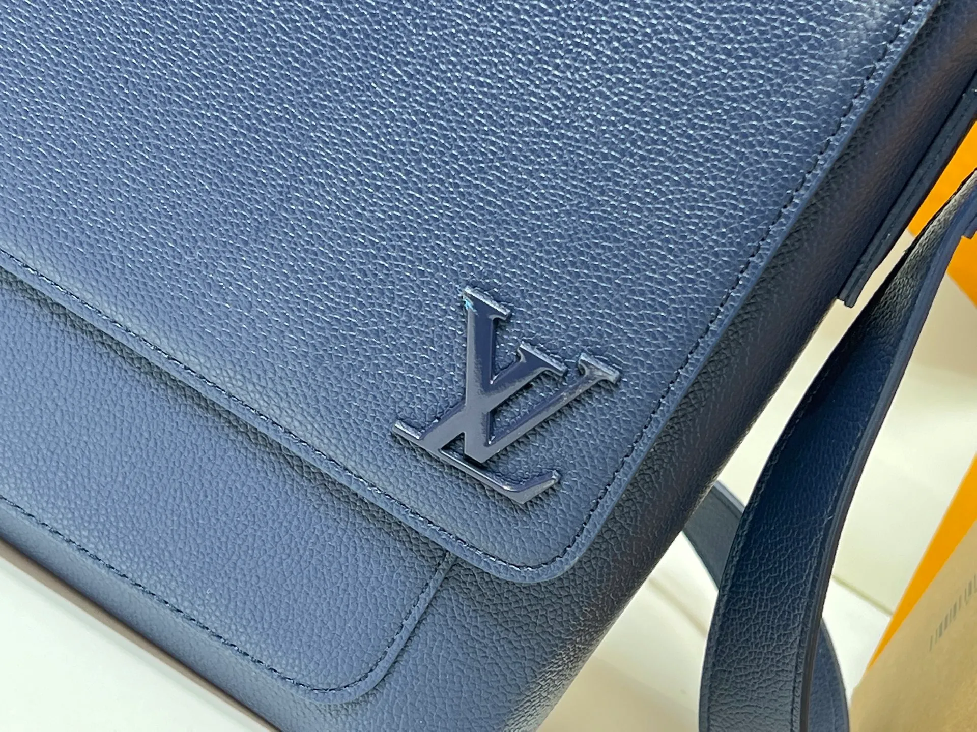 💰280💰Upgraded original LV shoulder M15268 M15267 This Speed ​​messenger bag is made of soft waxed cow leather. It has a generous configuration with padded compartments and internal patch pockets, which can easily accommodate notebooks and tablets. The rear zippered outer pocket is convenient for storing keys, wallets and other daily necessities. Dimensions: 33 x 29 x 12 (cm) ((length x height x width)