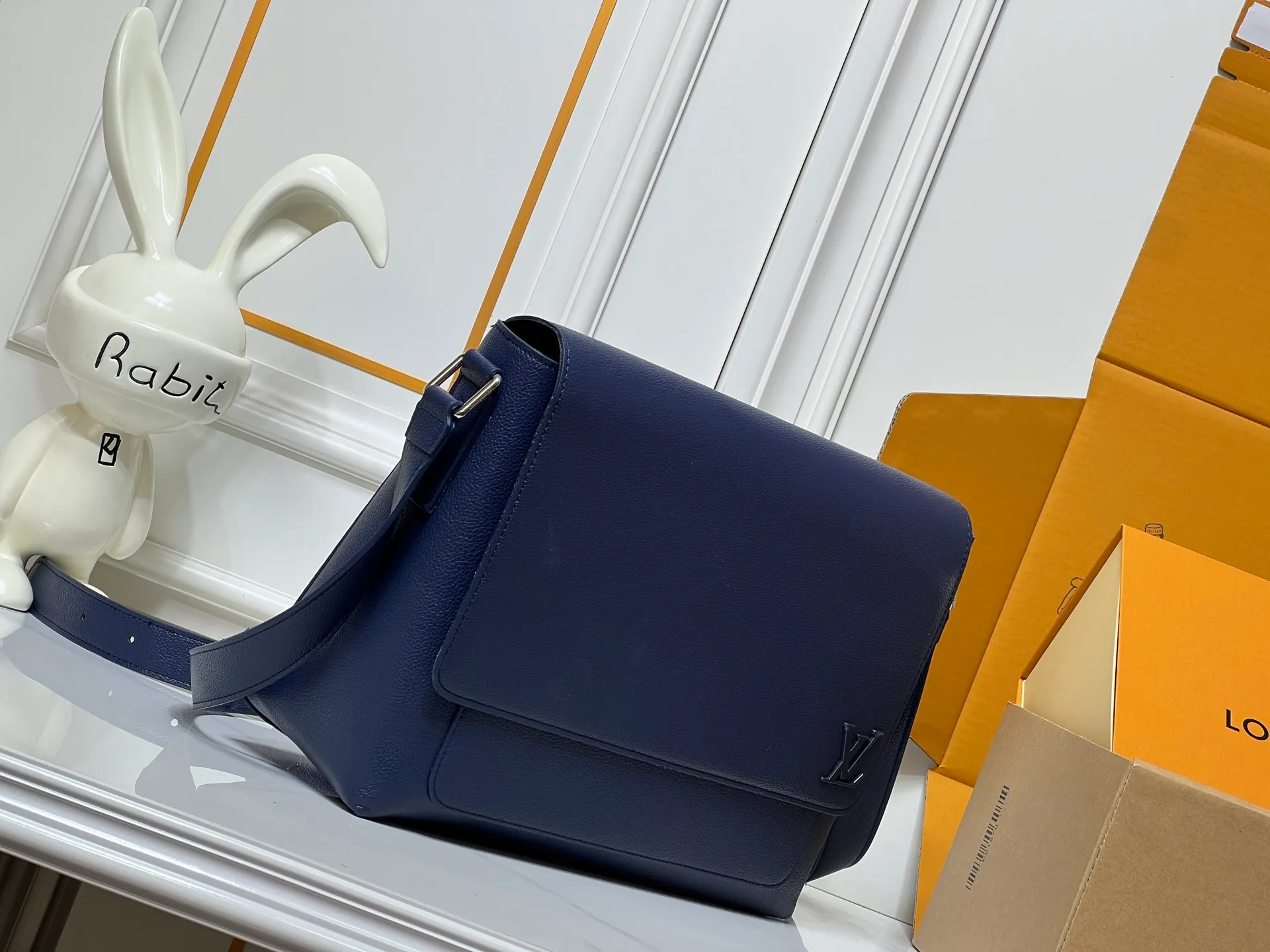 💰280💰Upgraded original LV shoulder M15268 M15267 This Speed ​​messenger bag is made of soft waxed cow leather. It has a generous configuration with padded compartments and internal patch pockets, which can easily accommodate notebooks and tablets. The rear zippered outer pocket is convenient for storing keys, wallets and other daily necessities. Dimensions: 33 x 29 x 12 (cm) ((length x height x width)