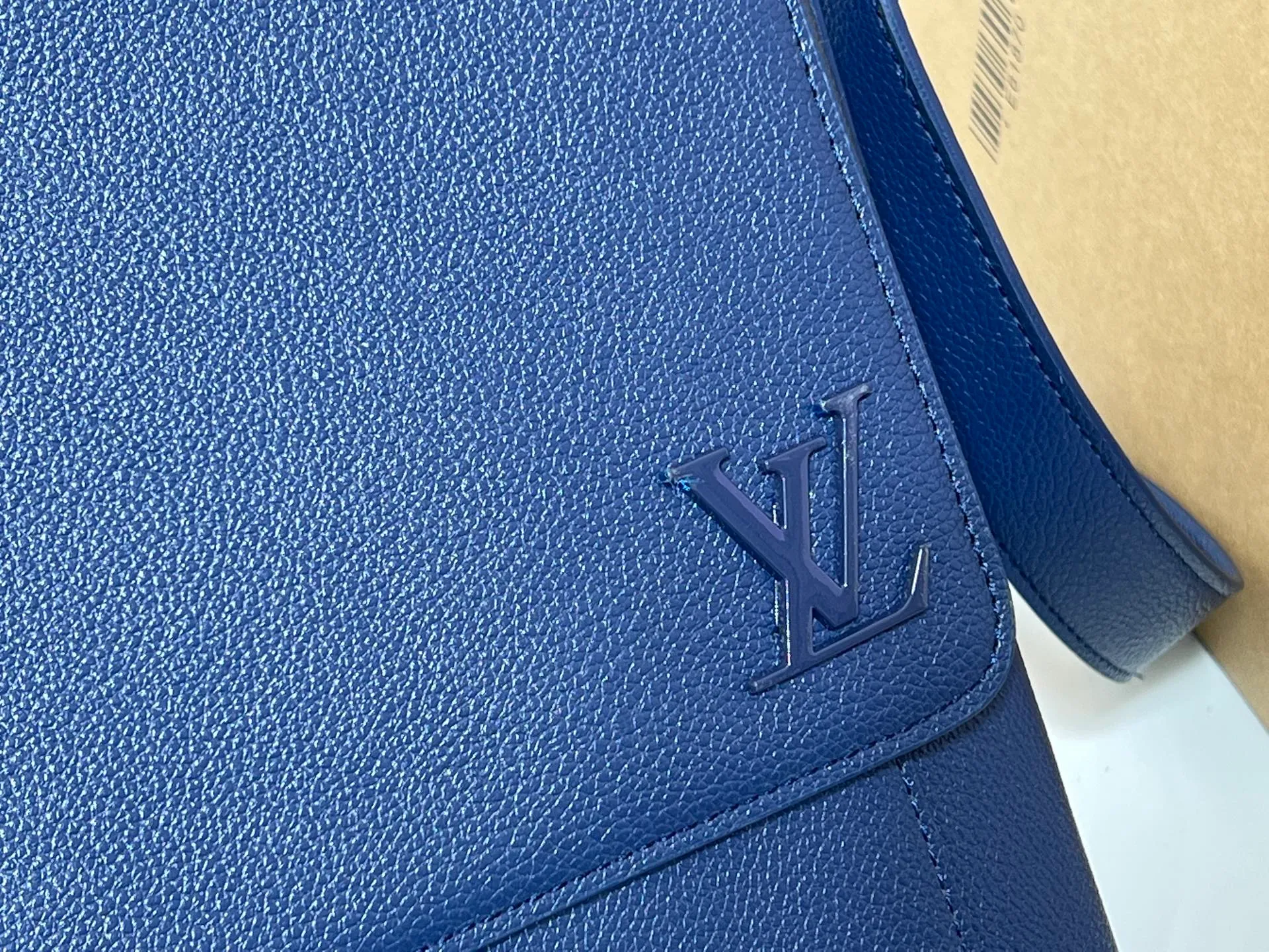 💰280💰Upgraded original LV shoulder M15268 M15267 This Speed ​​messenger bag is made of soft waxed cow leather. It has a generous configuration with padded compartments and internal patch pockets, which can easily accommodate notebooks and tablets. The rear zippered outer pocket is convenient for storing keys, wallets and other daily necessities. Dimensions: 33 x 29 x 12 (cm) ((length x height x width)