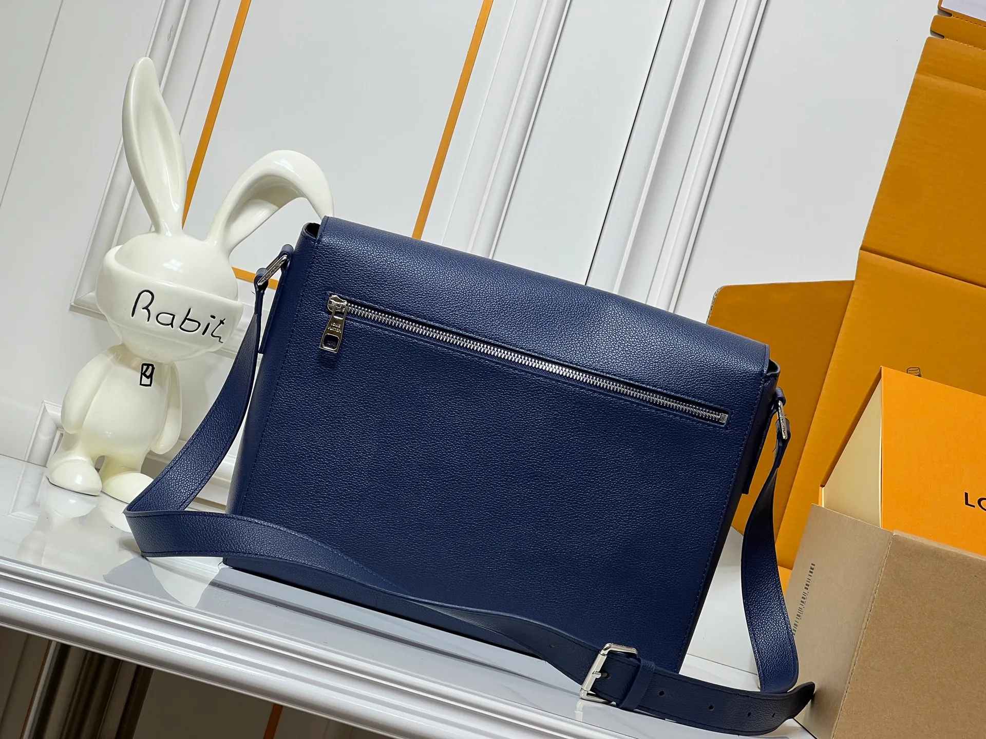 💰280💰Upgraded original LV shoulder M15268 M15267 This Speed ​​messenger bag is made of soft waxed cow leather. It has a generous configuration with padded compartments and internal patch pockets, which can easily accommodate notebooks and tablets. The rear zippered outer pocket is convenient for storing keys, wallets and other daily necessities. Dimensions: 33 x 29 x 12 (cm) ((length x height x width)