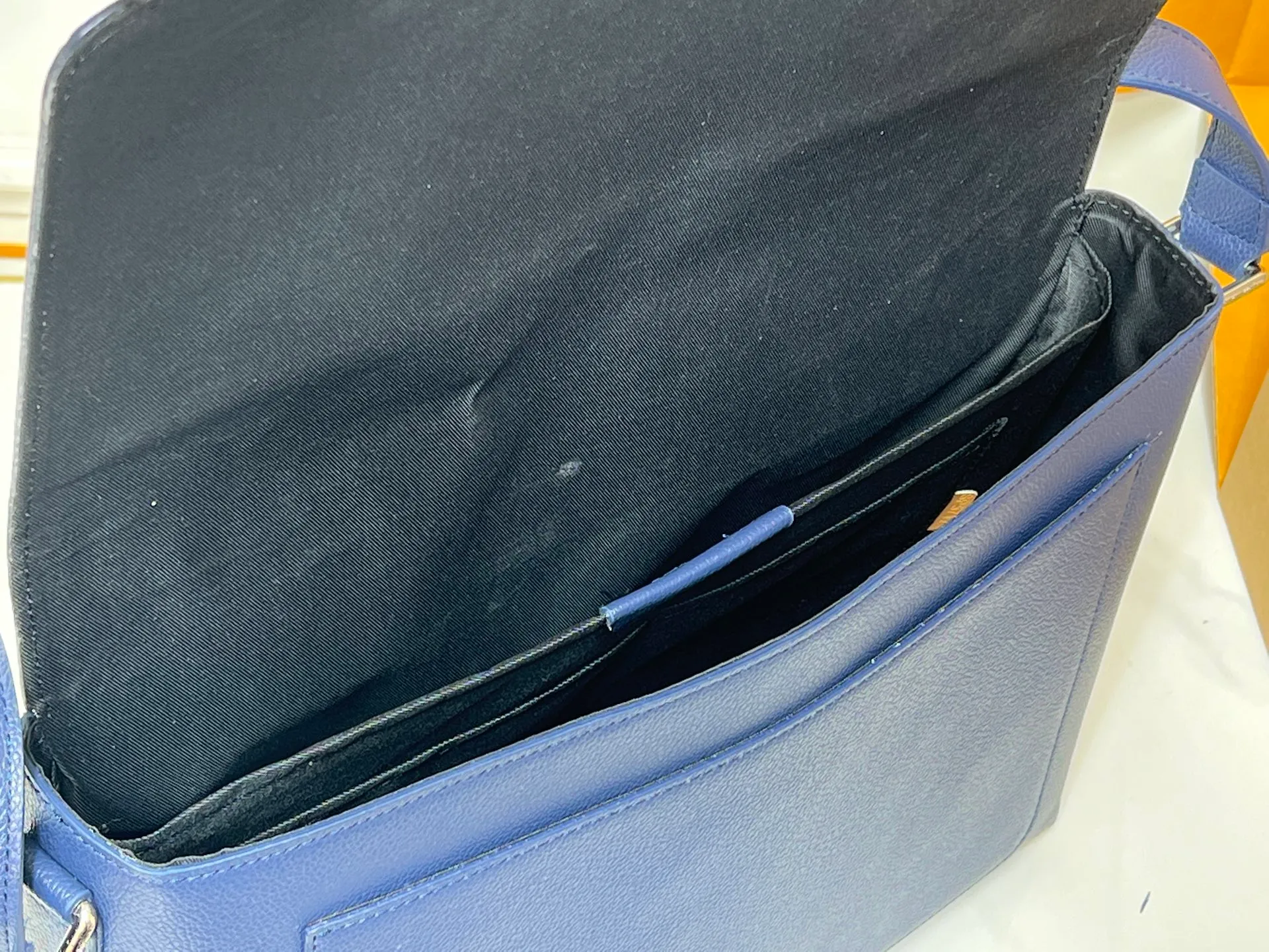 💰280💰Upgraded original LV shoulder M15268 M15267 This Speed ​​messenger bag is made of soft waxed cow leather. It has a generous configuration with padded compartments and internal patch pockets, which can easily accommodate notebooks and tablets. The rear zippered outer pocket is convenient for storing keys, wallets and other daily necessities. Dimensions: 33 x 29 x 12 (cm) ((length x height x width)