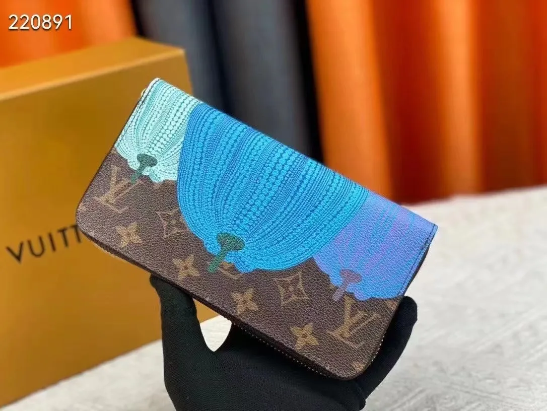 P150💰 M80857M60017 Japan limited wallet "Gibby Wallet", printed with Louis Vuitton's cute mascot "Vivian" illustration on single gram canvas. Brightly colored kites and cute mascots are combined, embellished with tiny single flowers. This is a collectible item that is perfect as a gift for those who love singles. Size: 19x 12.5x 3.0cm, 🎁🎁