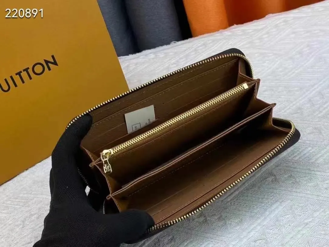 P150💰 M80857M60017 Japan limited wallet "Gibby Wallet", printed with Louis Vuitton's cute mascot "Vivian" illustration on single gram canvas. Brightly colored kites and cute mascots are combined, embellished with tiny single flowers. This is a collectible item that is perfect as a gift for those who love singles. Size: 19x 12.5x 3.0cm, 🎁🎁