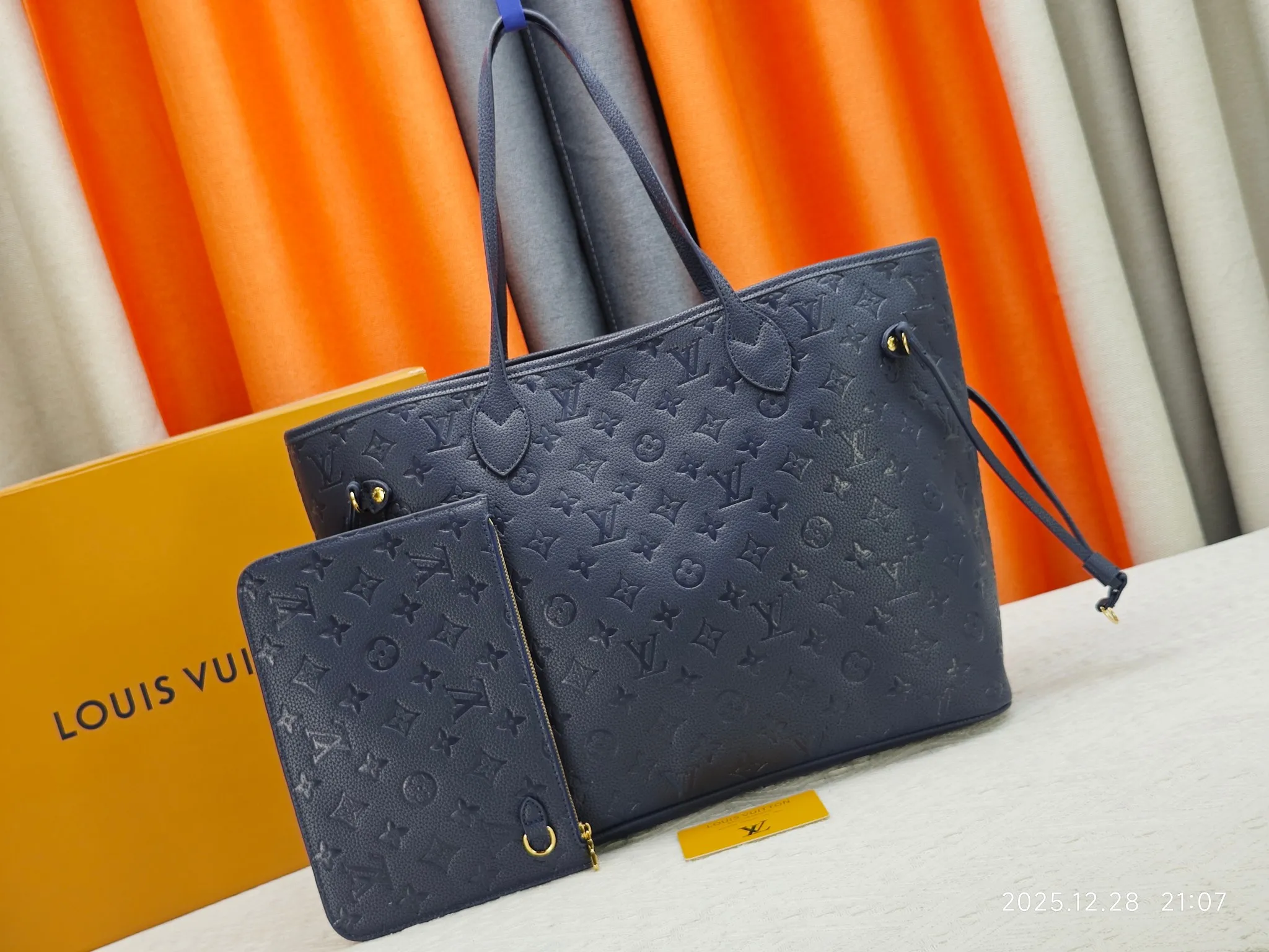 P220 Upgraded original M45686 M58907 M46329 M21579 M45685 M46676 M40995 This Neverfull medium handbag uses embossing and printing processes to depict the Monogram pattern on the cow leather. Tighten the side straps and the tote instantly transforms into an elegant urban handbag; the long handle makes it easy to carry over the shoulder or elbow. 31.0 x 28.0 x 14.0 cm (L x H x W) • Monogram Empreinte embossed cowhide leather • Grained cowhide leather trim • Microfiber lining • Metal hardware • Hook-and-loop fastening • Removable zipped interior pocket • Side straps • Handles: Double handle