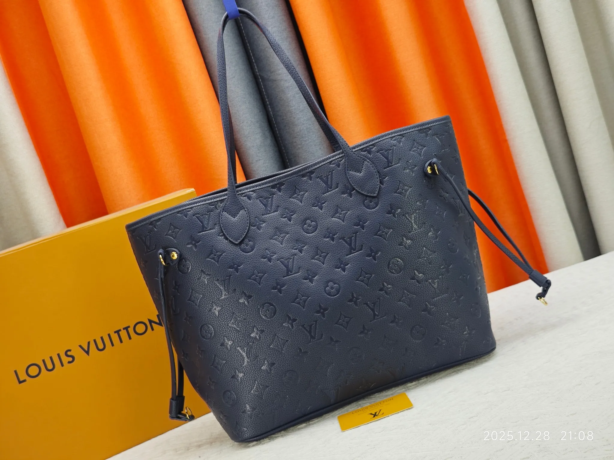 P220 Upgraded original M45686 M58907 M46329 M21579 M45685 M46676 M40995 This Neverfull medium handbag uses embossing and printing processes to depict the Monogram pattern on the cow leather. Tighten the side straps and the tote instantly transforms into an elegant urban handbag; the long handle makes it easy to carry over the shoulder or elbow. 31.0 x 28.0 x 14.0 cm (L x H x W) • Monogram Empreinte embossed cowhide leather • Grained cowhide leather trim • Microfiber lining • Metal hardware • Hook-and-loop fastening • Removable zipped interior pocket • Side straps • Handles: Double handle