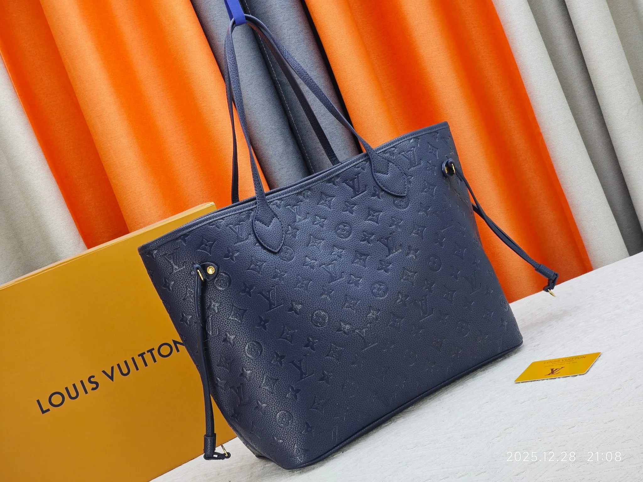 P220 Upgraded original M45686 M58907 M46329 M21579 M45685 M46676 M40995 This Neverfull medium handbag uses embossing and printing processes to depict the Monogram pattern on the cow leather. Tighten the side straps and the tote instantly transforms into an elegant urban handbag; the long handle makes it easy to carry over the shoulder or elbow. 31.0 x 28.0 x 14.0 cm (L x H x W) • Monogram Empreinte embossed cowhide leather • Grained cowhide leather trim • Microfiber lining • Metal hardware • Hook-and-loop fastening • Removable zipped interior pocket • Side straps • Handles: Double handle