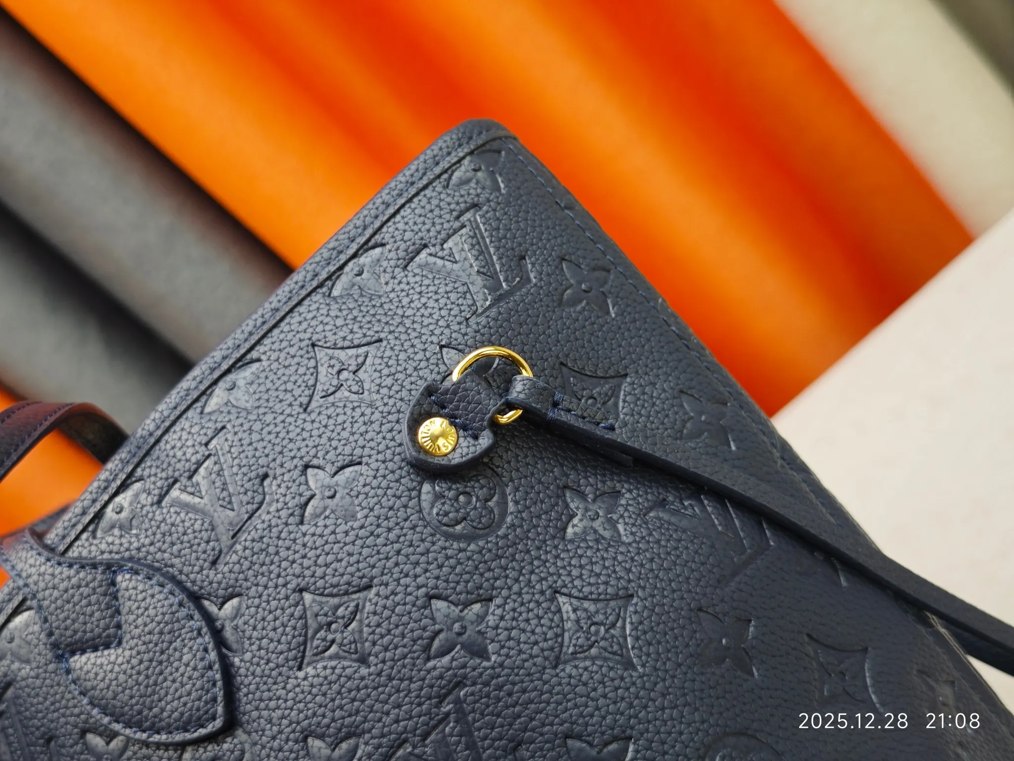 P220 Upgraded original M45686 M58907 M46329 M21579 M45685 M46676 M40995 This Neverfull medium handbag uses embossing and printing processes to depict the Monogram pattern on the cow leather. Tighten the side straps and the tote instantly transforms into an elegant urban handbag; the long handle makes it easy to carry over the shoulder or elbow. 31.0 x 28.0 x 14.0 cm (L x H x W) • Monogram Empreinte embossed cowhide leather • Grained cowhide leather trim • Microfiber lining • Metal hardware • Hook-and-loop fastening • Removable zipped interior pocket • Side straps • Handles: Double handle