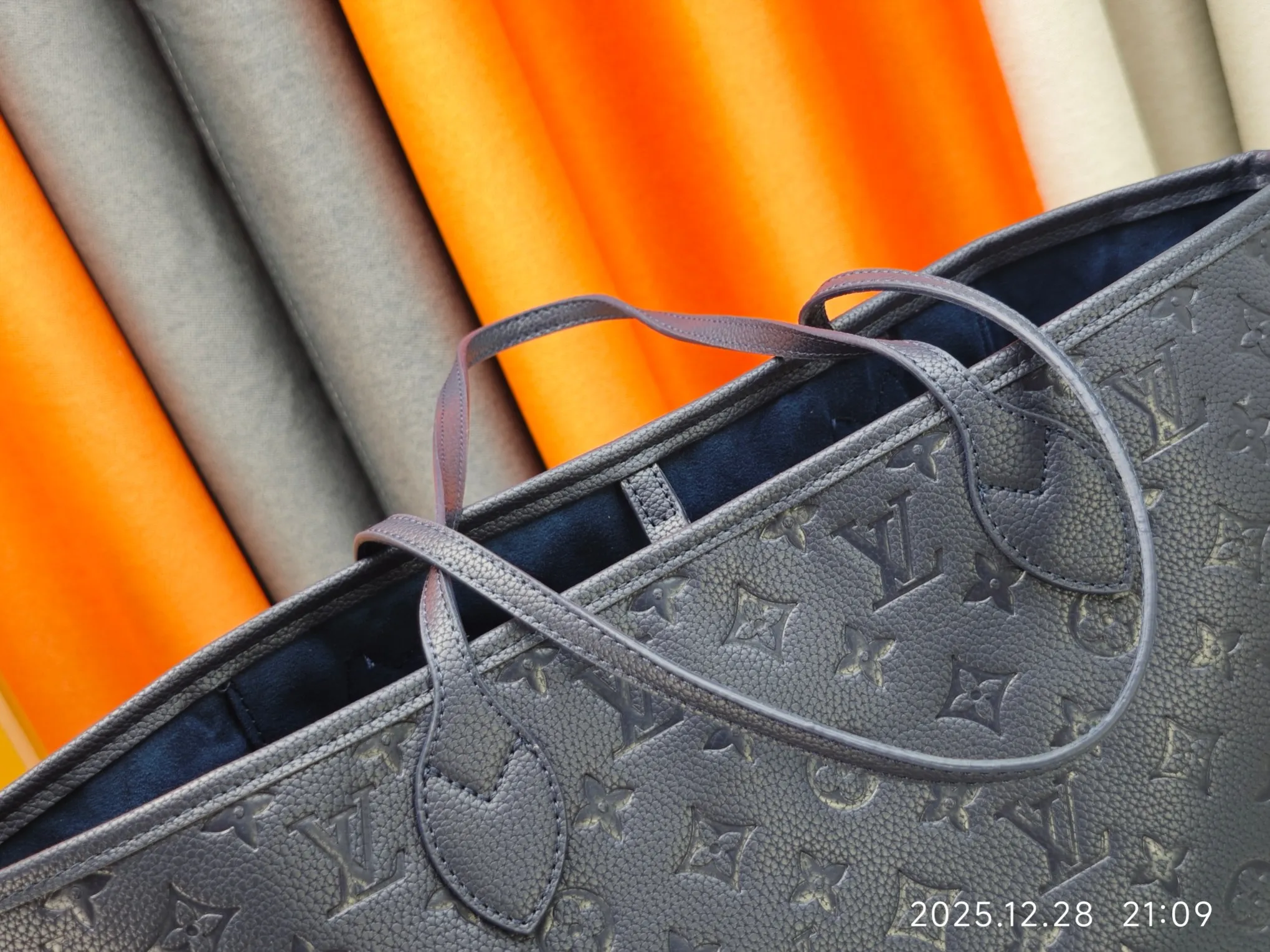 P220 Upgraded original M45686 M58907 M46329 M21579 M45685 M46676 M40995 This Neverfull medium handbag uses embossing and printing processes to depict the Monogram pattern on the cow leather. Tighten the side straps and the tote instantly transforms into an elegant urban handbag; the long handle makes it easy to carry over the shoulder or elbow. 31.0 x 28.0 x 14.0 cm (L x H x W) • Monogram Empreinte embossed cowhide leather • Grained cowhide leather trim • Microfiber lining • Metal hardware • Hook-and-loop fastening • Removable zipped interior pocket • Side straps • Handles: Double handle