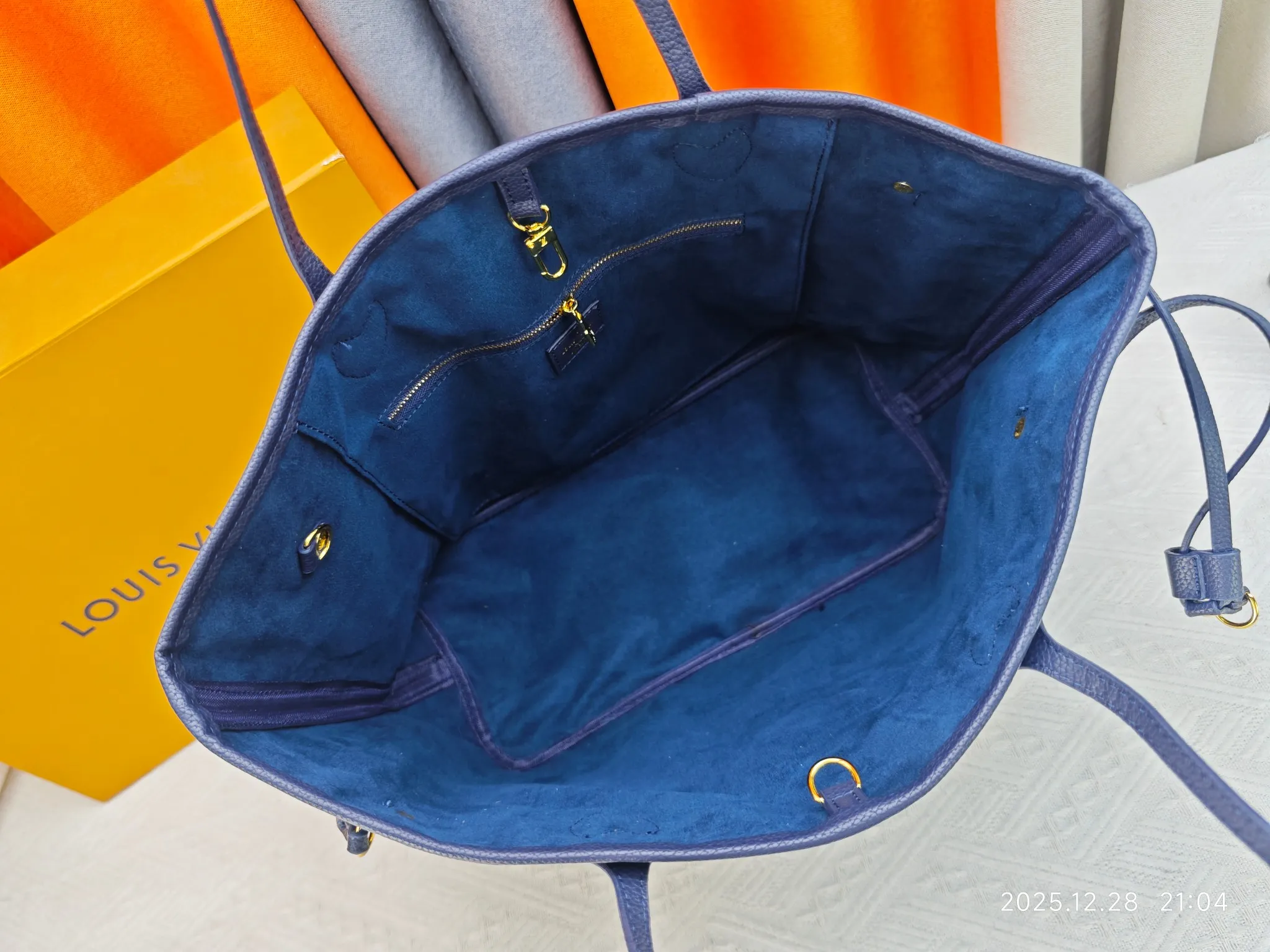 P220 Upgraded original M45686 M58907 M46329 M21579 M45685 M46676 M40995 This Neverfull medium handbag uses embossing and printing processes to depict the Monogram pattern on the cow leather. Tighten the side straps and the tote instantly transforms into an elegant urban handbag; the long handle makes it easy to carry over the shoulder or elbow. 31.0 x 28.0 x 14.0 cm (L x H x W) • Monogram Empreinte embossed cowhide leather • Grained cowhide leather trim • Microfiber lining • Metal hardware • Hook-and-loop fastening • Removable zipped interior pocket • Side straps • Handles: Double handle