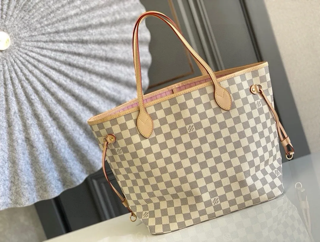 💰760 (Medium Steel Nail) Top Original N41605 NEVERFULL Medium Handbag The legendary Neverfull handbag: always able to meet your various needs for handbags. It has a large capacity but is not bulky. It is stiff and soft to the touch, making it suitable for home and travel. Tighten the side ties and it instantly transforms into a stylish urban handbag. Loosen the straps and it transforms into a chic and practical handbag. The slender leather handle can be carried over the shoulder or between the arms. The model shown here is made of Damier Azur canvas. Detailed Features 31 x 28 x 14 cm (Length x Height x Width) Bag interior redesigned with vintage details inspired by the Louis Vuitton archives - Fabric-lined interior pocket Removable zip clutch with matching interior Natural cowhide leather trim Shiny gold-tone brass hardware Handles: Double handle
