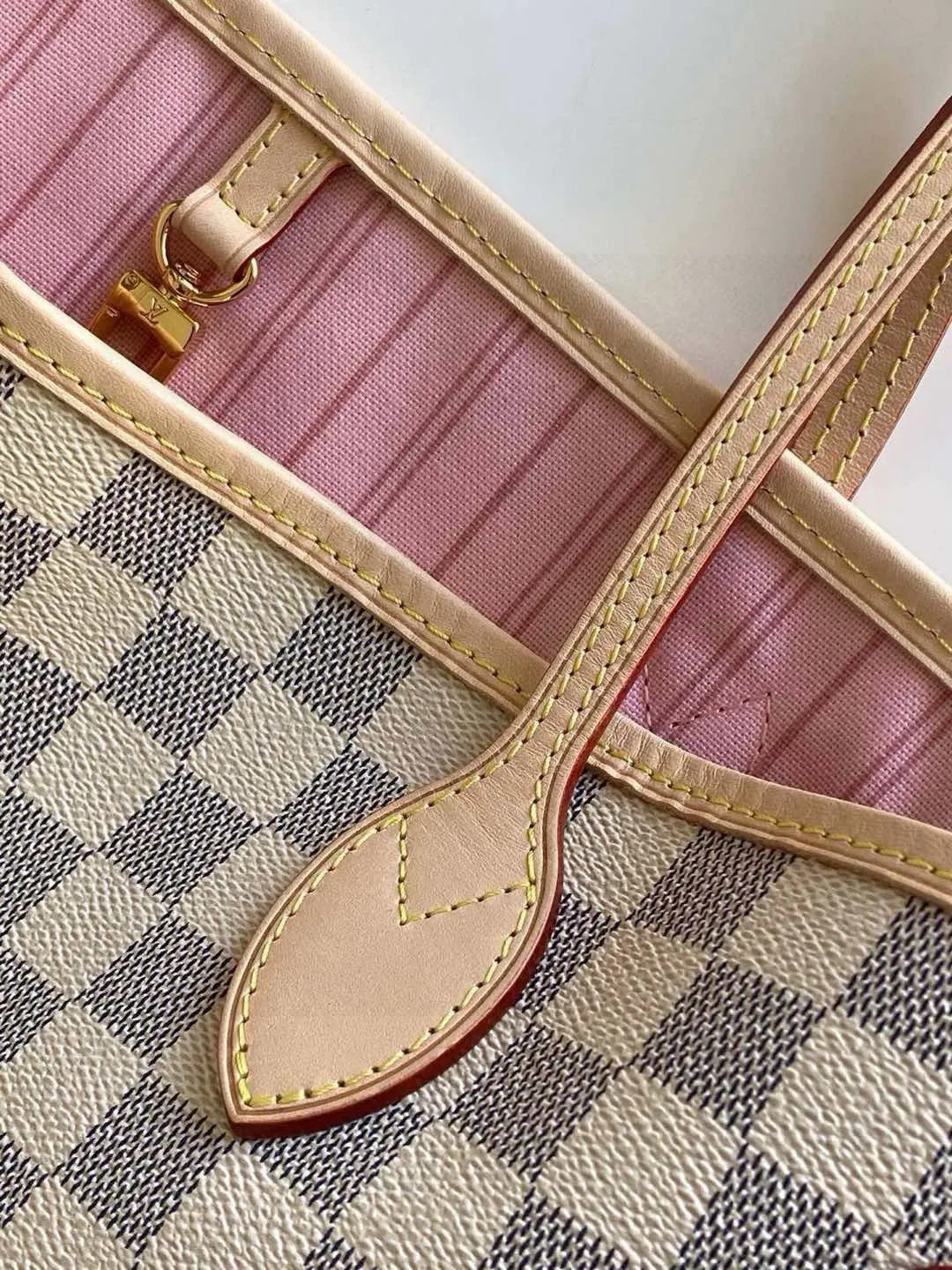 💰760 (Medium Steel Nail) Top Original N41605 NEVERFULL Medium Handbag The legendary Neverfull handbag: always able to meet your various needs for handbags. It has a large capacity but is not bulky. It is stiff and soft to the touch, making it suitable for home and travel. Tighten the side ties and it instantly transforms into a stylish urban handbag. Loosen the straps and it transforms into a chic and practical handbag. The slender leather handle can be carried over the shoulder or between the arms. The model shown here is made of Damier Azur canvas. Detailed Features 31 x 28 x 14 cm (Length x Height x Width) Bag interior redesigned with vintage details inspired by the Louis Vuitton archives - Fabric-lined interior pocket Removable zip clutch with matching interior Natural cowhide leather trim Shiny gold-tone brass hardware Handles: Double handle