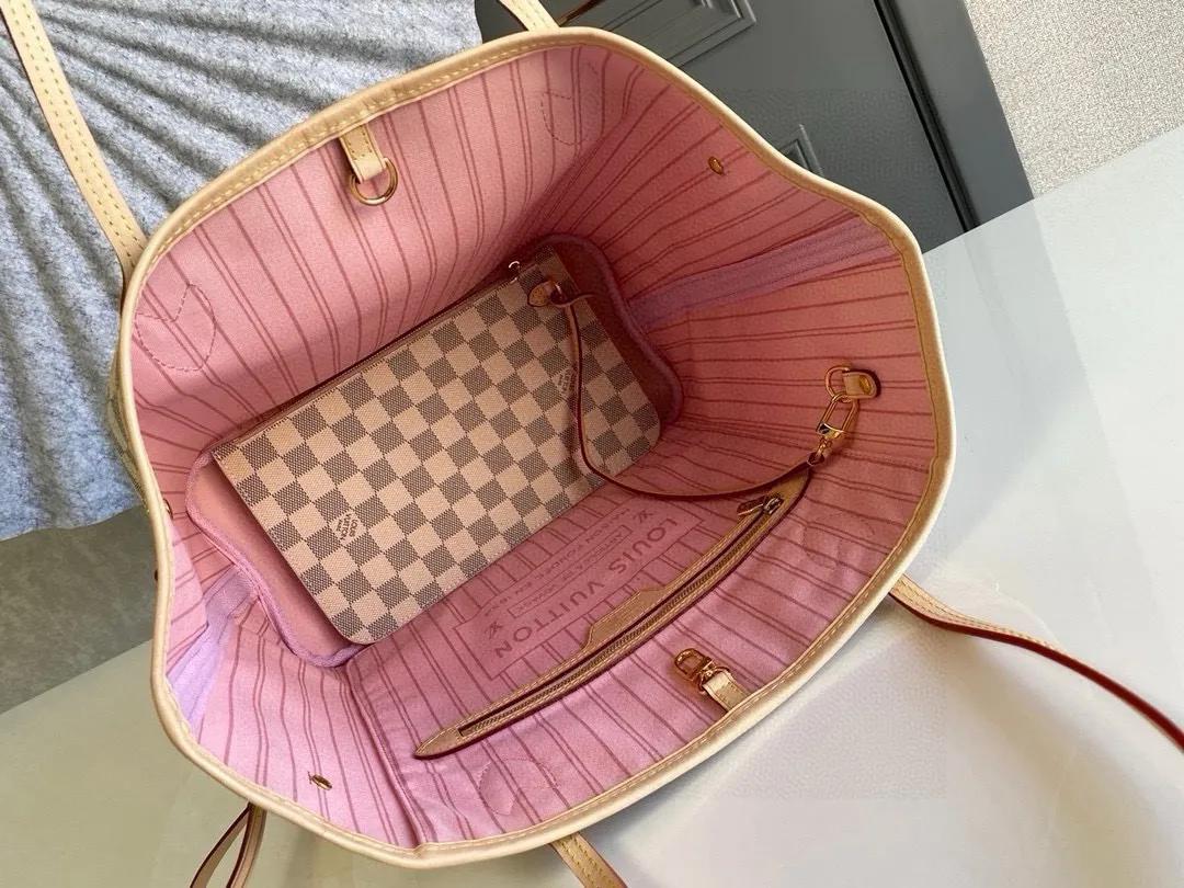 💰760 (Medium Steel Nail) Top Original N41605 NEVERFULL Medium Handbag The legendary Neverfull handbag: always able to meet your various needs for handbags. It has a large capacity but is not bulky. It is stiff and soft to the touch, making it suitable for home and travel. Tighten the side ties and it instantly transforms into a stylish urban handbag. Loosen the straps and it transforms into a chic and practical handbag. The slender leather handle can be carried over the shoulder or between the arms. The model shown here is made of Damier Azur canvas. Detailed Features 31 x 28 x 14 cm (Length x Height x Width) Bag interior redesigned with vintage details inspired by the Louis Vuitton archives - Fabric-lined interior pocket Removable zip clutch with matching interior Natural cowhide leather trim Shiny gold-tone brass hardware Handles: Double handle