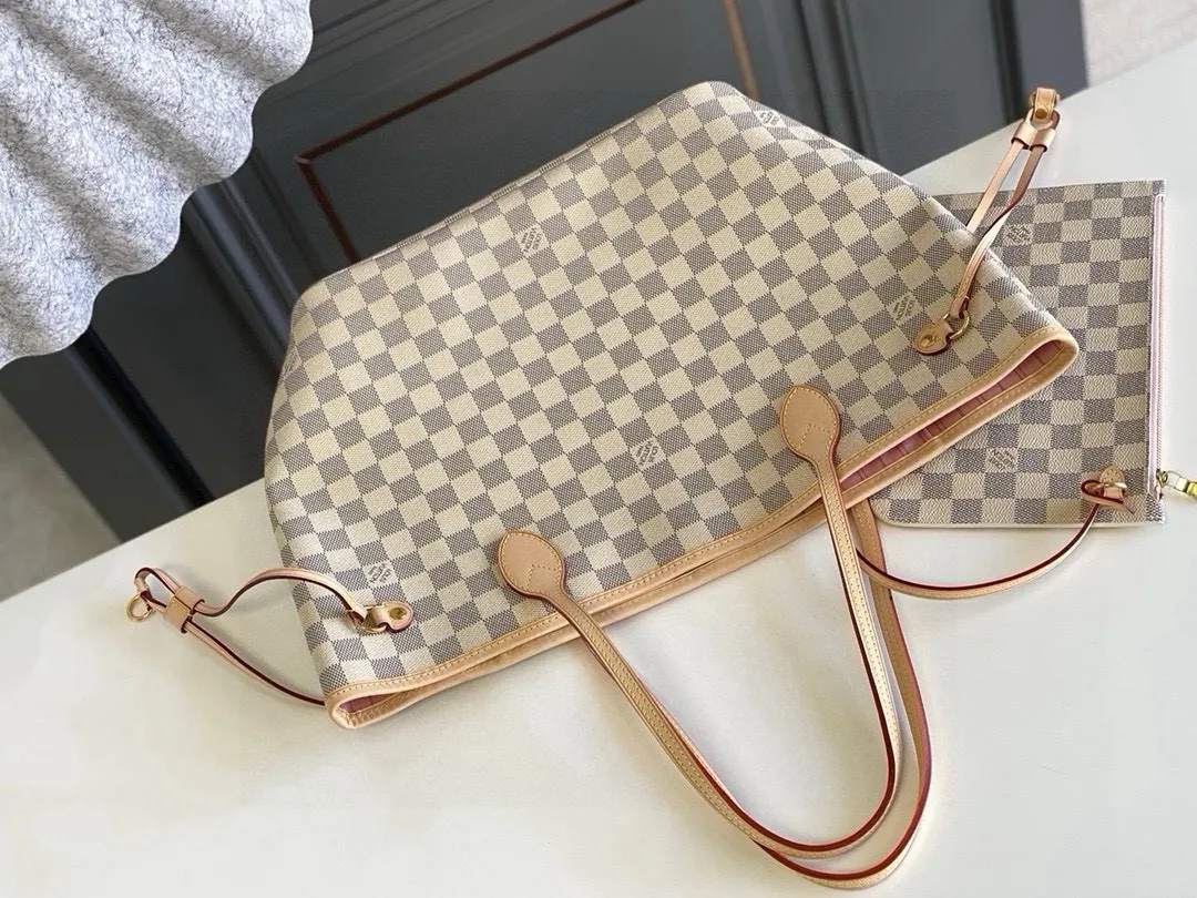 💰760 (Medium Steel Nail) Top Original N41605 NEVERFULL Medium Handbag The legendary Neverfull handbag: always able to meet your various needs for handbags. It has a large capacity but is not bulky. It is stiff and soft to the touch, making it suitable for home and travel. Tighten the side ties and it instantly transforms into a stylish urban handbag. Loosen the straps and it transforms into a chic and practical handbag. The slender leather handle can be carried over the shoulder or between the arms. The model shown here is made of Damier Azur canvas. Detailed Features 31 x 28 x 14 cm (Length x Height x Width) Bag interior redesigned with vintage details inspired by the Louis Vuitton archives - Fabric-lined interior pocket Removable zip clutch with matching interior Natural cowhide leather trim Shiny gold-tone brass hardware Handles: Double handle