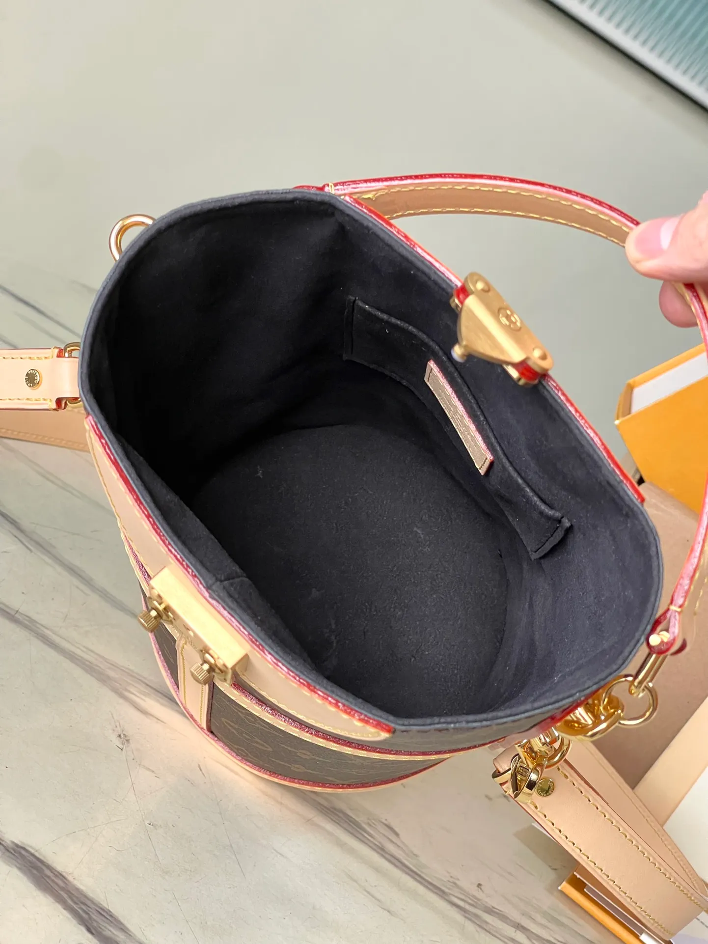 💰900 (steel lock) top original order M43587, supports counter inspection, the photo of duty-free goods is consistent with the product without unpacking. This product is an exclusive duty-free product in the market and is the highest-end product. Inspection is supported. This product has passed strict inspection and is flawless. Please wear gloves when touching the product. This product is not returnable or exchangeable. Please confirm the product first and then remove the label on the handle. This product is temporarily not open to the public, only regular customers, and is in short supply. Dimensions: 22 x 23 x 14 cm